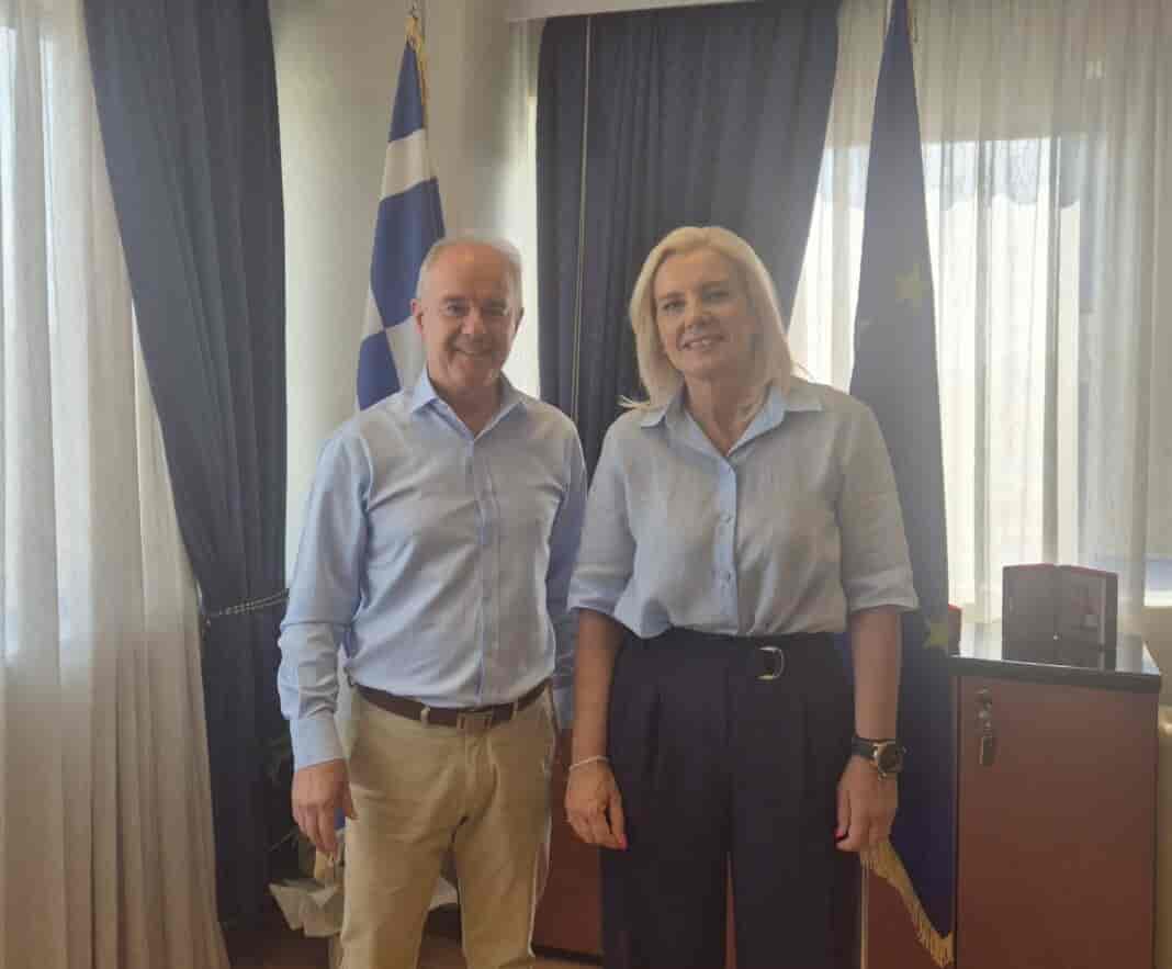 Συνάντηση Δημάρχου Τεμπών κ. Μανώλη με τη Γενική Γραμματέα της Αποκεντρωμένης Διοίκησης Θεσσαλίας – Στερεάς Ελλάδας, κα Καραλαριώτου