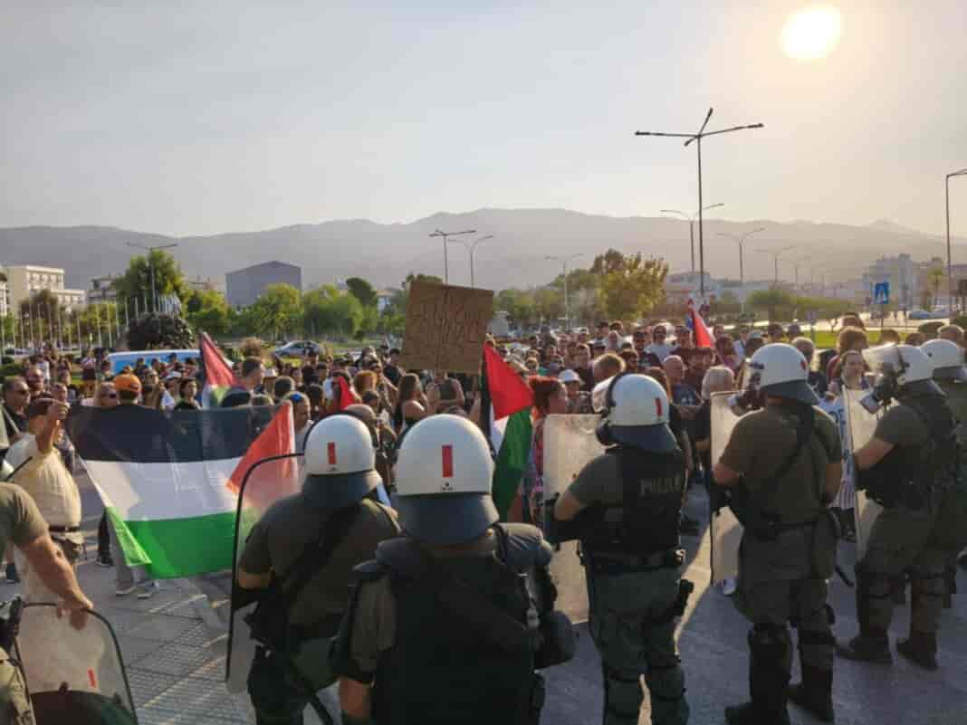 732f93c8-4465-46ad-b59e-f7d8c36e0742-1392x1044 Επιτροπή Ειρήνης Λάρισας, μέλος της Ε.Ε.Δ.Υ.Ε, στηρίζει τις κινητοποίησεις εναντίον της προκλητικής παρουσίας σε ελληνικούς λιμένες