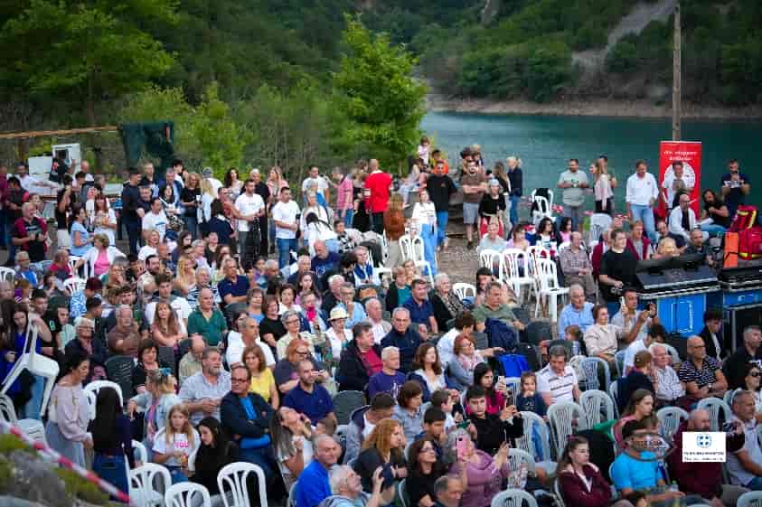 Λίμνη Στεφανιάδα – Μουσικό Φεστιβάλ Λιμνών και Ποταμών Π.Ε. Καρδίτσας Κώστας Μακεδόνας – Μια μοναδική βραδιά στα Θεσσαλικά Άγραφα