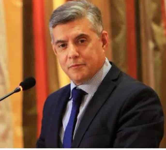 Από τα μεγάλα λόγια στην απειλούμενη κατάρρευση – Η Θεσσαλία κινδυνεύει να μείνει χωρίς προϊόντα. 📍Η πραγματικότητα εκδικείται την αμεριμνησία. Και οι αγρότες κτηνοτρόφοι και ελαιοπαραγωγοί της Θεσσαλίας πληρώνουν το τίμημα μιας Περιφέρειας που προτίμησε το θεαθήναι από το πράττειν. Θεσσαλία, 4 Αυγούστου 2025 – Πριν 1,5 χρόνο, ο κ. Δημήτρης Κουρέτας υπόσχονταν “ελληνική φέτα με παγκόσμια πιστοποίηση”, “βαμβάκι made in Greece για ελληνικές κλωστοϋφαντουργίες”, “λαχανικά και φρούτα που θα τροφοδοτούν την ελληνική αγορά”. Σήμερα; Η παραγωγική καρδιά της Θεσσαλίας κινδυνεύει να μείνει χωρίς… παραγωγή. 🔥 Τα γεγονότα μιλούν: • Οι καλλιέργειες ξεραίνονται: Το νερό δεν φτάνει για πότισμα. 12 χρόνια δεν υπήρξε πρόβλημα.Οι αγρότες παλεύουν να σώσουν ό,τι μπορούν, αλλά τα αποθέματα εξαντλούνται και οι υποσχέσεις της Περιφέρειας εξατμίζονται πιο γρήγορα κι απ’ το τελευταίο λίτρο νερού στον Σμοκόβο. • Τα κοπάδια αφανίζονται: Η ευλογιά θερίζει τα αιγοπρόβατα – πάνω από 65.000 ζώα έχουν θανατωθεί. Ανεπαρκή τα μέτρα βιοασφάλειας, υπεύθυνη η περιφέρεια. Αργησε χαρακτηρικά η κουνοποκτονία. Στο έλεος του δάκου η Μαγνησία(δεν έγινε έγκαιρα ο ψεκασμός)-κίνδυνος για το λάδι. • Η Περιφέρεια σε ρόλο… παρατηρητή: Αντί για δράση, διαρκής αποποίηση ευθυνών. Αντί για επιχειρησιακό σχέδιο, καλλιτεχνικά δρώμενα και παρουσία σε συναυλίες. Αντί για έργα, φωτογραφίες και αναρτήσεις. Όσο ο κ. Κουρέτας εκφωνεί οραματικές ομιλίες για “brand Θεσσαλία” και “επώνυμα ελληνικά προϊόντα”, η ίδια η βάση αυτών των προϊόντων καταρρέει. Πιστοποιήσεις χωρίς ζώα, βαμβάκι χωρίς νερό, χωράφια χωρίς παραγωγή. Μια Περιφέρεια χωρίς σχέδιο, χωρίς ρεαλισμό, χωρίς αίσθηση επείγοντος. Η εικονική Θεσσαλία του Κουρέτα είναι λαμπερή σε λόγια και εξαγγελίες – αλλά η πραγματική Θεσσαλία στενάζει. Σήμερα, η Περιφέρεια έχει κατεβάσει ρολά. Για κάθε κρίση – νερό, ζωικό κεφάλαιο, επιδημία ,δάκος – ο κ. Κουρέτας δηλώνει “αναρμόδιος”. 📌 Η Θεσσαλία δεν κυβερνιέται με PowerPoint και πανό • Δεν σώζεται η παραγωγή με συνεντεύξεις τύπου και συνέδρια. • Δεν γεμίζουν οι σταβλικές εγκαταστάσεις με ευχολόγια και πιστοποιητικά. • Δεν ποτίζονται τα χωράφια με hashtags. Η Θεσσαλία χρειάζεται σχέδιο, αποφασιστικότητα και ανάληψη ευθύνης. Κώστας Αγοραστός Επικεφαλής παράταξης Συμμαχία υπέρ των Πολιτών