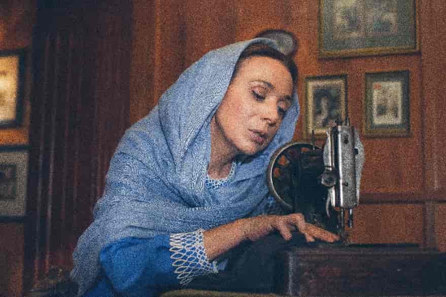 Kourtian3_copy_879x586 Τα τετράδια της Ανζέλ Κουρτιάν Με την Χριστίνα Αλεξανιάν Δευτέρα 25 Αυγούστου 2025, 9.00μ.μ. ΑΥΛΗ ΤΟΥ ΜΥΛΟΥ –ΘΕΣΣΑΛΙΚΟ ΘΕΑΤΡΟ ΕΙΣΟΔΟΣ ΕΛΕΥΘΕΡΗ Η Περιφέρεια Θεσσαλίας παρουσιάζει την εξαιρετική θεατρική παράσταση ΤΑ ΤΕΤΡΑΔΙΑ ΤΗΣ ΑΝΖΕΛ ΚΟΥΡΤΙΑΝ σε συνεργασία με το Θεσσαλικό Θέατρο τη Δευτέρα 25 Αυγούστου στις 9.00 μ.μ. στην Αυλή του Μύλου. Μια παράσταση αναφορά στη γενοκτονία των Αρμενίων. 1915. Γενοκτονία των Αρμενίων. Χρόνια μετά, η Ανζέλ Κουρτιάν, ζώντας πια στην Ελλάδα, αφηγείται το οδοιπορικό του διωγμού της οικογένειάς της και ολόκληρου του έθνους της. Η μάνα-μοδίστρα. Οι δυο της αδελφές. Τα πρώτα ευτυχισμένα χρόνια. Και ύστερα βιώνουν τις συνέπειες της διαταγής εξολόθρευσης των Αρμενίων. Γίνονται αυτόπτες μάρτυρες της Μικρασιατικής Καταστροφής. Ένα οδοιπορικό από την Προύσα ως τη Σμύρνη... Και από εκεί στην Κρήτη και την Κοκκινιά. Ο πόλεμος και η προσφυγιά καταγράφονται μέσα από τα μάτια ενός παιδιού, της μικρής Ανζέλ. Με τον φόβο και τον θάνατο... Με τα γέλια και τις χαρές... Με τις μουσικές και τα τραγούδια που σημάδεψαν τη ζωή της. «Έκανα κρυφά-κρυφά τον σταυρό μου. “Παναγιά μου, σε τι φταίξαμε; Σώσον Κύριε τον λαό σου” έλεγα από μέσα μου. Όσοι ήμασταν στις άμαξες, νιώθαμε άσχημα γι’ αυτούς που περπατούσαν, γιατί δεν αντέχανε απ’ τις καμιτσιές κι έπεφταν στα χαντάκια. Αν ήταν δυνατόν να αναφτούν καντήλια για όσους πέθαναν στο δρόμο, θα είχε φωτίσει η νύχτα και θα ’χε γίνει μέρα». Τα τετράδια της Ανζέλ Κουρτιάν. Μια αληθινή ιστορία. Μια συγκλονιστική μαρτυρία. Η Ανζέλ Κουρτιάν θυμάται τα γεγονότα που σημάδεψαν τη ζωή της... Μέσα από τα μάτια της βλέπουμε την ιστορία του Αρμενικού λαού και του Ελληνισμού της Μικράς Ασίας. Όπως τα έζησε η ίδια... Όπως τα βίωσε ένα μικρό παιδί. Όπως τα έγραψε αργότερα, στα μαθητικά τετράδια των εγγονιών της... Από την πρεμιέρα της παράστασης στο Άλσος Νέας Σμύρνης τον Σεπτέμβριο του 2017 έως την Ελευσίνα Πολιτιστική Πρωτεύουσα της Ευρώπης 2023 Τα τετράδια της Ανζέλ Κουρτιάν έχουν χειροκροτήσει μέχρι σήμερα πάνω από 60.000 θεατές σε περισσότερες από 150 παραστάσεις. Η παράσταση έχει αποσπάσει εγκωμιαστικά σχόλια από κοινό και κριτικούς, τόσο για τη διασκευή του ομότιτλου βιβλίου, όσο και για την καθηλωτική ερμηνεία της Χριστίνας Αλεξανιάν ως Ανζέλ Κουρτιάν, συνεχίζοντας τη δυναμική της πορεία για 8η χρονιά. Τα τετράδια της Ανζέλ Κουρτιάν στο εξωτερικό: ΓΑΛΛΙΑ: Στο πλαίσιο των εκδηλώσεων μνήμης για την 104η επέτειο της Γενοκτονίας των Αρμενίων η παράσταση παρουσιάστηκε στο Παρίσι, στο Théâtre Municipal Berthelot του Montreuil στις 24.04.2019 και στο Auditorium Niedermeyer του Issy Les Moulinaux στις 25.04.2019. Η.Π.Α.: Κατόπιν ενδιαφέροντος του Αρχιεπισκόπου Αμερικής κ.κ. Ελπιδοφόρου και του Εθνικού Κήρυκα της Νέας Υόρκης η παράσταση παρουσιάστηκε στις 6-7-8 και 15.12.2019 στο Ελληνικό Πολιτιστικό Κέντρο της Αρχιεπισκοπής Αμερικής στην Αστόρια της Νέας Υόρκης και στις 14.12.2019 στο Μαλιώτειο Πολιτιστικό Κέντρο της Βοστώνης. Οι παραστάσεις πραγματοποιήθηκαν με την υποστήριξη του Γενικού Προξενείου της Ελλάδας στη Νέα Υόρκη και του Γενικού Προξενείου της Ελλάδας στην Βοστώνη. Συντελεστές: Θεατρική διασκευή του ομότιτλου βιβλίου – Σκηνοθεσία – Ερμηνεία – Καλλιτεχνική επιμέλεια: Χριστίνα Αλεξανιάν Βοηθός Σκηνοθέτη – Οργάνωση Παραγωγής: Κώστας Καρασαββίδης Στα ηχογραφημένα τραγούδια της παράστασης συμμετέχουν: Φωνή: Μαρία Σπυριδωνίδου Πολίτικο λαούτο – Μπαγλαμάς: Κώστας Γεδίκης Σκηνικά – Κοστούμια: Μυρτώ Καραπιπέρη Μοδίστρα: Πέννυ Τσομπανάκη Φωτογραφίες: Δημήτρης Καλογερής Trailer: Κώστας Κουφιόπουλος Γραφίστας: Γεράσιμος Αμπάτης Διάρκεια: 1.15’ Η είσοδος είναι ελεύθερη με σειρά προτεραιότητας.