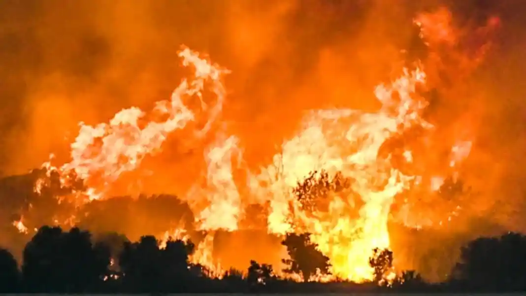 Νύχτα αγωνίας στην Αχαΐα - Μάχη με τις πολλαπλές εστίες