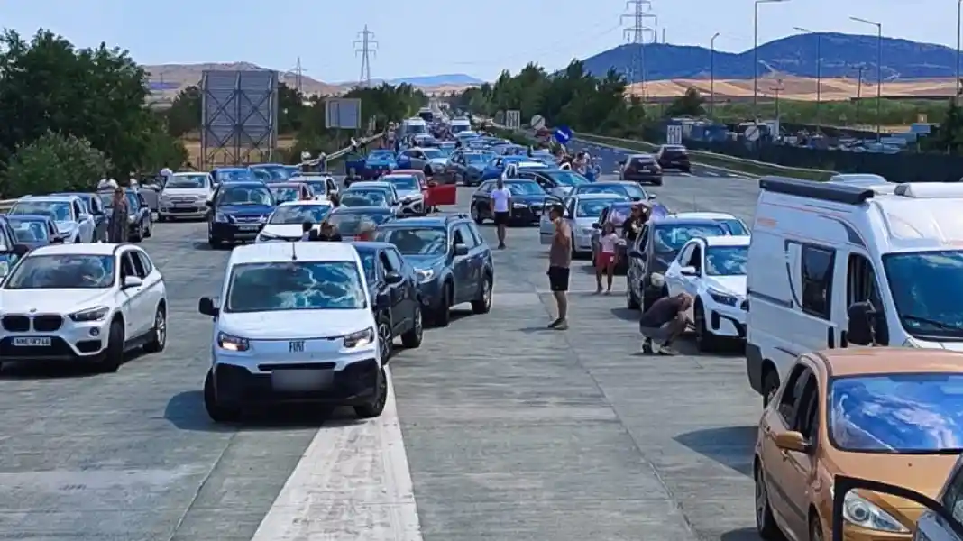 Οριοθετήθηκε η φωτιά κοντά στα διόδια Μοσχοχωρίου στη Λάρισα