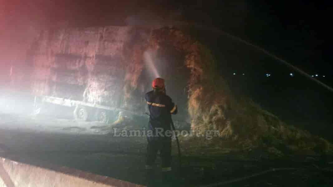 Νταλίκα φορτωμένη με άχυρα έπιασε φωτιά στον Ε65