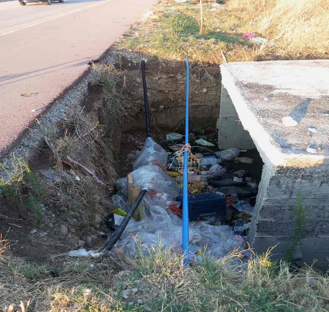 Ημιτελές άφησε η περιφέρεια Θεσσαλίας έργο συγκέντρωσης και παροχέτευσης
βρόχινων νερών δίπλα απο τον οικισμό ΡΟΜΑ στα Φάρσαλα