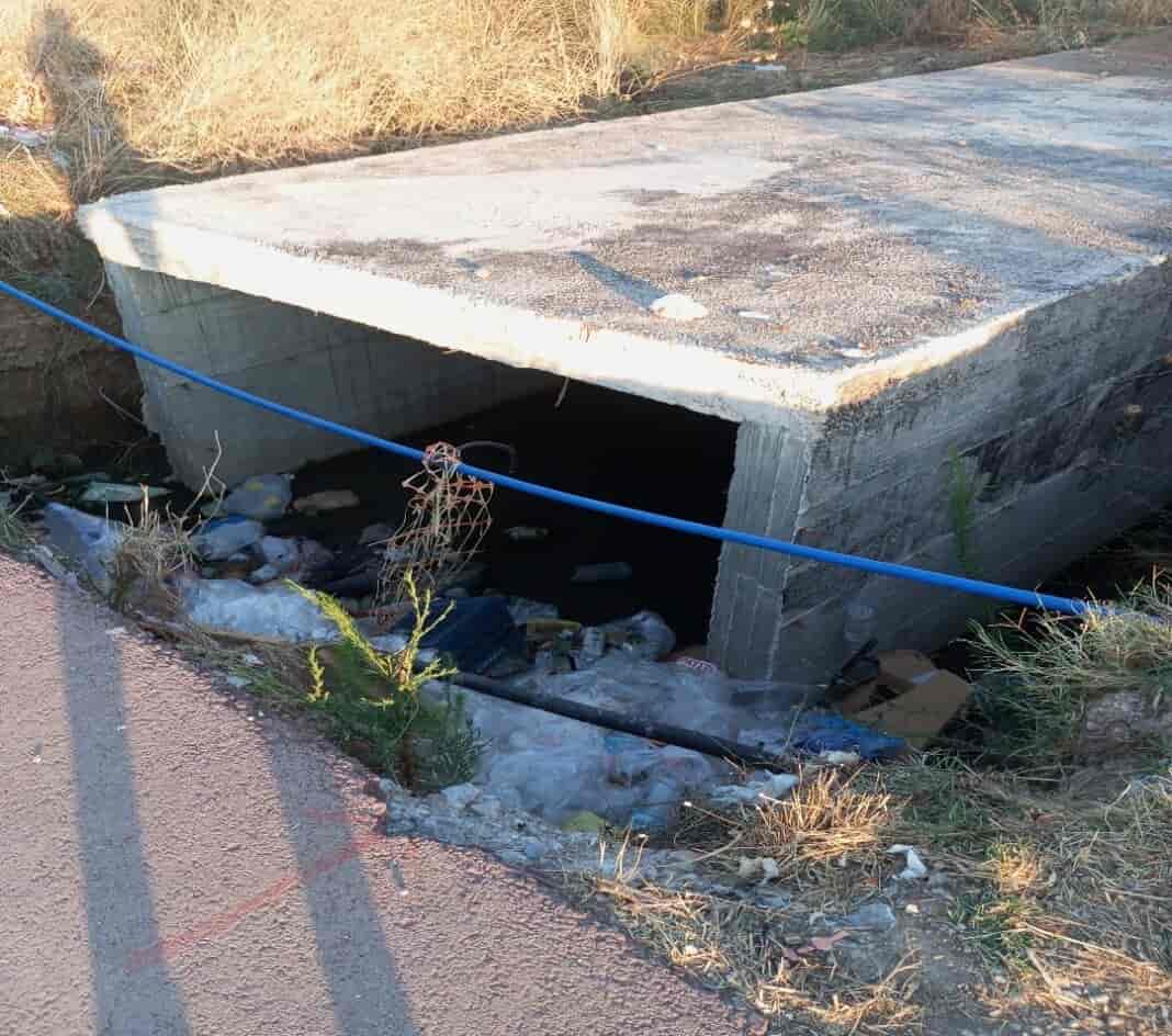 Ημιτελές άφησε η περιφέρεια Θεσσαλίας έργο συγκέντρωσης και παροχέτευσης βρόχινων νερών δίπλα απο τον οικισμό ΡΟΜΑ στα Φάρσαλα