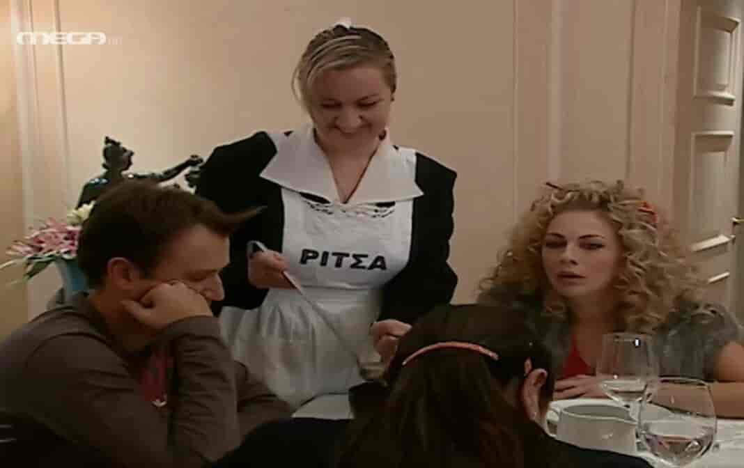 Θλίψη στον καλλιτεχνικό κόσμο σκόρπισε η είδηση του πρόωρου θανάτου της ηθοποιού Πόπης Χριστοδούλου, η οποία έγινε γνωστή και ιδιαίτερα αγαπητή στο τηλεοπτικό κοινό μέσα από τον διπλό ρόλο της ως «Μάρθα» και «Ρίτσα», τις δίδυμες υπηρέτριες της Ντάλιας Χατζηαλεξάνδρου στη δημοφιλή σειρά του MEGA, «Στο Παρά Πέντε».