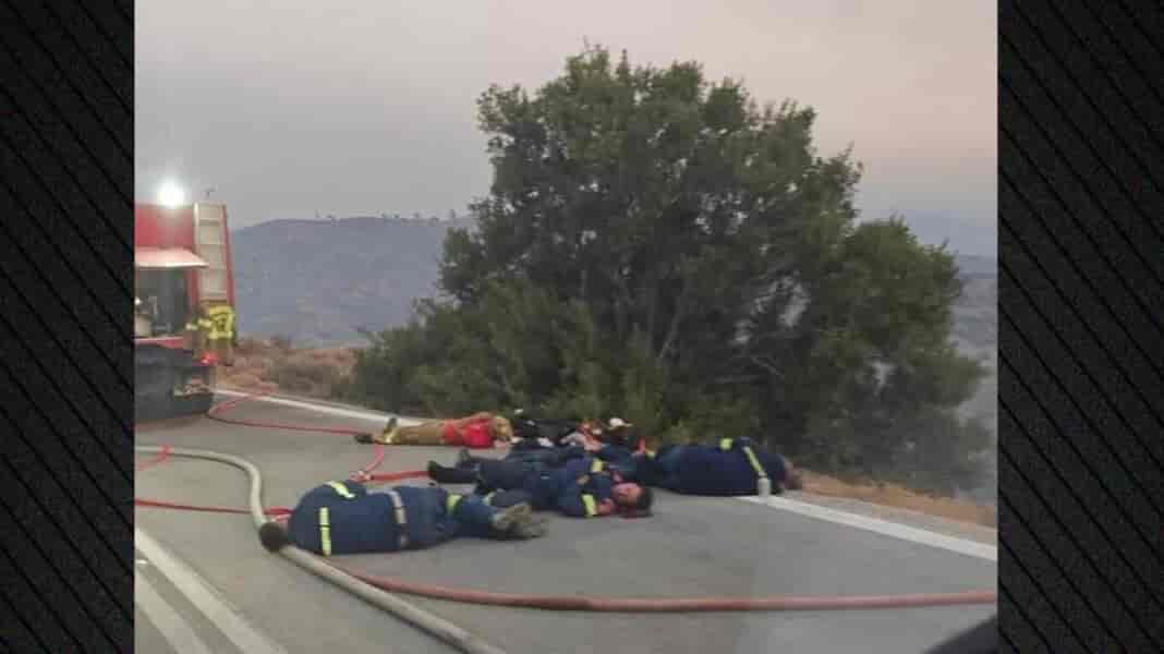 φωτογραφία με εξουθενωμένους πυροσβέστες στη Χίο
