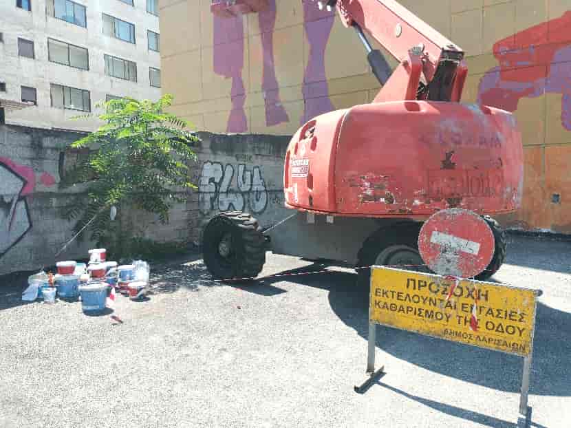 Ολοκληρώνεται το γιγαντιαίο mural στην οδό Τάκη Τσιόγκα