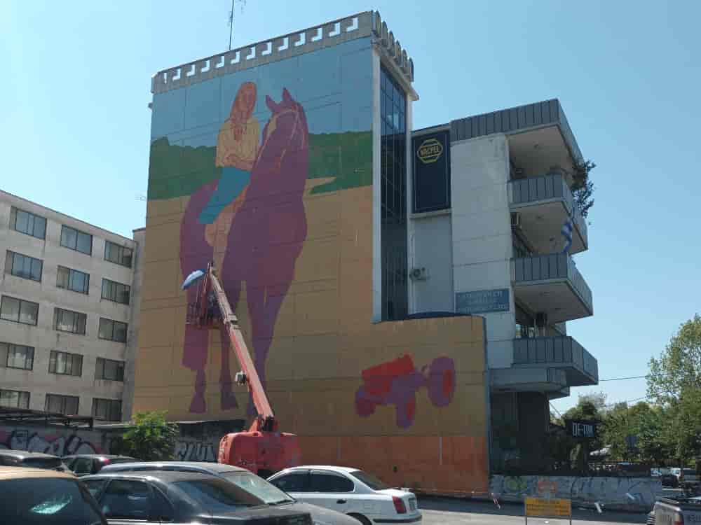 Ολοκληρώνεται το γιγαντιαίο mural στην οδό Τάκη Τσιόγκα