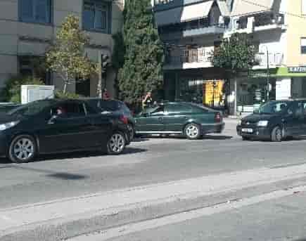 Αυτοκίνητο εξετράπη της πορείας του