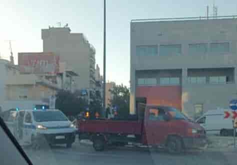 Λάρισα: Οδηγός φορτηγού «καβάλησε» τον κυκλικό κόμβο στην Ηρώων Πολυτ