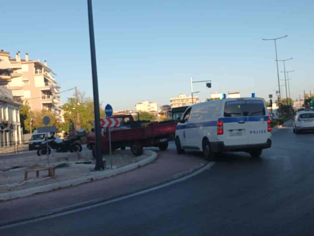 20250923_183605 Λάρισα: Οδηγός φορτηγού «καβάλησε» τον κυκλικό κόμβο στην Ηρώων Πολυτ