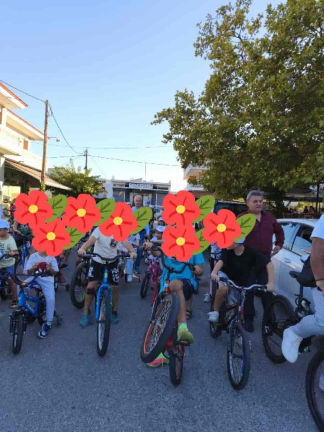 Με μεγάλη επιτυχία και με τη συμμετοχή όλων των ηλικιακών ομάδων ολοκληρώθηκε η Ευρωπαϊκή Εβδομάδα Κινητικότητας στο Δήμο Τεμπών. Από την Αιγάνη έως το Καλοχώρι και από τα Αμπελάκια έως το Συκούριο, οι πολίτες ανταποκρίθηκαν με ενθουσιασμό, έλαβαν μέρος σε όλες τις δράσεις, διασκέδασαν και κέρδισαν αναμνηστικά δώρα. Την Πέμπτη το πρωί, το ΚΑΠΗ Πυργετού πραγματοποίησε γυμναστικές ασκήσεις στην αίθουσα του ΚΑΠΗ. Οι συμμετέχουσες κυρίες εξάσκησαν τόσο το σώμα όσο και το πνεύμα τους, μέσα από ασκήσεις ενδυνάμωσης και πρόληψης, σε μια όμορφη δράση με χαρά και ζωντάνια. Στο τέλος μοιράστηκαν αναμνηστικά μπλουζάκια και χυμοί. Την Παρασκευή 19 Σεπτεμβρίου το πρωί, στο Δημοτικό Σχολείο Γόννων πραγματοποιήθηκαν αγώνες μπάσκετ με τη συμμετοχή όλων των μαθητών, οι οποίοι έζησαν την εμπειρία του «ευ αγωνίζεσθαι» και γνώρισαν εναλλακτικούς τρόπους μετακίνησης, φιλικούς προς το περιβάλλον. Η Δημοτική Αρχή προσέφερε αναμνηστικά καπέλα, νερά και μπάρες δημητριακών. Παράλληλα, το ΚΑΠΗ Μακρυχωρίου πραγματοποίησε πρωινή γυμναστική στην πλατεία του χωριού ΖΗΣΗΣ ΛΙΟΥΠΑΣ, προσφέροντας στις συμμετέχουσες μια διαφορετική εμπειρία στην καθημερινότητά τους. Στο τέλος μοιράστηκαν αναμνηστικά μπλουζάκια και χυμοί. Το απόγευμα της ίδιας μέρας, πραγματοποιήθηκαν ποδηλατοβόλτες σε Καλοχώρι και Πυργετό. Στο Καλοχώρι, οι μαθητές ποδηλάτησαν εντός του χωριού, ενώ στη συνέχεια έγινε κλήρωση με δώρα ένα ποδήλατο και ένα κράνος, τα οποία κέρδισε η μαθήτρια Ιωάννα Ζιώγα. Στον Πυργετό, η ποδηλατοβόλτα έγινε στους δρόμους του χωριού και στο τέλος κληρώθηκαν επίσης ένα ποδήλατο και ένα κράνος, με τυχερό τον μαθητή Cani Entri, ο οποίος παρέλαβε το ποδήλατο από τον Δήμαρχο Τεμπών. Σε όλους μοιράστηκαν αναμνηστικά καπέλα, νερά και μπάρες δημητριακών. Το Σάββατο το πρωί, στα Ιστορικά Αμπελάκια, πραγματοποιήθηκε δράση παραδοσιακής τοξοβολίας στο γήπεδο 5x5. Παιδιά και γονείς είχαν την ευκαιρία να γνωρίσουν την ιστορία του αθλήματος και να δοκιμάσουν τις ικανότητές τους, συνδυάζοντας παιχνίδι και κίνηση σε έναν ιστορικό τόπο. Την παρουσίαση της ιστορικής εξέλιξης έκανε ο κ. Σδρούλιας Θεόδωρος και ο κ. Σταύρος Πετμεζάς Ο Δήμαρχος Τεμπών βράβευσε με μετάλλια τα παιδιά, ενώ μοιράστηκαν αναμνηστικά καπέλα, χυμοί, νερά και μπάρες δημητριακών. Οι δράσεις κορυφώθηκαν τη Δευτέρα 22 Σεπτεμβρίου, με αφορμή και τη «Μέρα χωρίς Αυτοκίνητο». Στον προαύλιο χώρο του Δημοτικού Σχολείου Ραψάνης, τα μέλη του ΚΑΠΗ συμμετείχαν σε γυμναστικές ασκήσεις και μοιράστηκαν αναμνηστικά μπλουζάκια και χυμοί. Την ίδια ώρα, στο Νηπιαγωγείο και το Δημοτικό Σχολείο Αιγάνης, πραγματοποιήθηκαν δράσεις βιώσιμης κινητικότητας, με ομιλία, βιωματικές ασκήσεις και δημιουργίες ζωγραφικής, από την περιβαλλοντολόγο ειδική συνεργάτη του Δήμου κα Βασιλική Σαμαρίνα, δίνοντας στους μαθητές την ευκαιρία να γνωρίσουν τρόπους μετακίνησης φιλικούς προς το περιβάλλον. Σε δήλωσή του ο Δήμαρχος Τεμπών, κ. Γιώργος Μανώλης, τόνισε: «Μία επιτυχημένη, δημιουργική και ευφάνταστη Ευρωπαϊκή Εβδομάδα Κινητικότητας έφτασε στο τέλος της. Ευχαριστώ θερμά πρώτα απ’ όλα τους μαθητές και τις μαθήτριες για τη συμμετοχή τους και τους καλώ να καταθέσουν ιδέες και προτάσεις για την επόμενη χρονιά. Ευχαριστώ τους διευθυντές και τις διευθύντριες των σχολείων, το εκπαιδευτικό προσωπικό, τους Συλλόγους Γονέων και Κηδεμόνων, τους Μορφωτικούς και Εκπολιτιστικούς Συλλόγους, καθώς και τους Συλλόγους Γυναικών του Δήμου μας. Ευχαριστώ επίσης τον Πρόεδρο του Δ.Σ. Τεμπών κ. Μιχάλη Λίταινα, τους Αντιδημάρχους κ.κ. Παναγιώτη Γκατζόγια και Γιώργο Νικολάου, τους δημοτικούς συμβούλους κ.κ. Αθανάσιο Βλάχο, Κωνσταντίνο Ζαρδούκα και Αθανάσιο Ζησόπουλο, τους Προέδρους Γόννων και Καλοχωρίου, κ.κ. Παπαδόντα και Σαΐτη, την Προϊσταμένη Κοινωνικών Υπηρεσιών κα Πανωραία Τσικλητάρη, τους υπαλλήλους του τμήματος Κοινωνικών Υπηρεσιών, την Ειδική Συνεργάτη Δημάρχου κα Άννα Γεροκώστα και την περιβαλλοντολόγο ειδική συνεργάτη του Δήμου κα Βασιλική Σαμαρίνα. Ιδιαίτερες ευχαριστίες στους χορηγούς μας: MIKEL, ΒΙΟΛΑΝΤΑ, ΧΥΜΟΙ VIVA και ΧΥΜΟΙ ΟΛΥΜΠΟΣ. Οι δράσεις χρηματοδοτούνται από το Πράσινο Ταμείο και ίδιους πόρους του Δήμου Τεμπών, ενώ σύντομα θα ανακοινωθούν και τα έργα που υλοποιήθηκαν στο πλαίσιο της Ευρωπαϊκής Εβδομάδας Κινητικότητας. Εύχομαι ακόμη περισσότερες και πιο δημιουργικές δράσεις την επόμενη χρονιά».