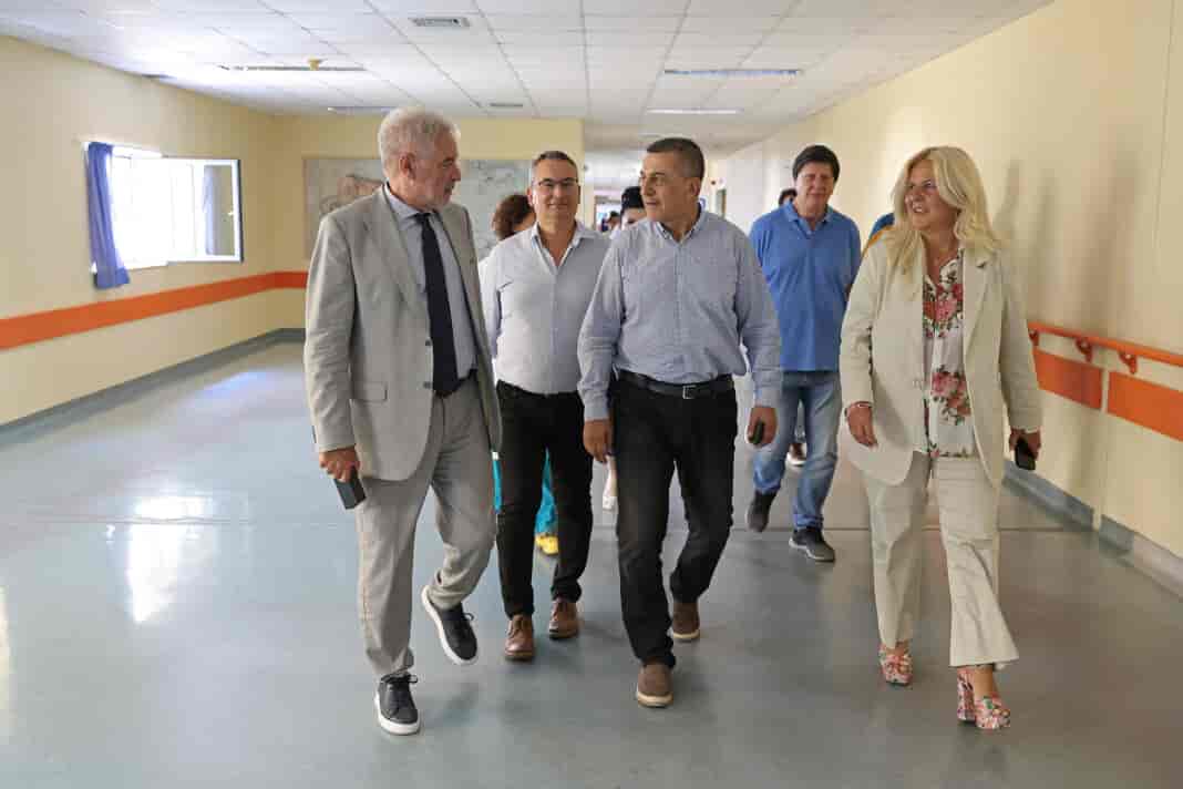 Κομβικά έργα συνέργειας από την Περιφέρεια Θεσσαλίας στηρίζουν το δημόσιο σύστημα υγείας Στην Πνευμονολογική Κλινική και στη Μονάδα Εντατικής Νοσηλείας Νεογνών στο Πανεπιστημιακό Νοσοκομείο ο Δημήτρης Κουρέτας Έργα που στηρίζουν το δημόσιο σύστημα υγείας έμπρακτα και ειδικότερα το Πανεπιστημιακό Νοσοκομείο στη Λάρισα, χρηματοδοτεί η Περιφέρεια Θεσσαλίας, για πρώτη φορά μέσω του Περιφερειακού Προγράμματος Ανάπτυξης (ΠΠΑ) 2021-25 (εθνικό Πρόγραμμα Δημοσίων Επενδύσεων), συνολικού προϋπολογισμού 5,8 εκατομμυρίων ευρώ. Οι Προσκλήσεις που ήδη εντάχθηκαν στο Πρόγραμμα και που αφορούν στο Πανεπιστημιακό Νοσοκομείο είναι 9 και ανέρχονται σε 3.194628 ευρώ, ενώ οι υπόλοιπες αναμένεται να ενταχθούν μέχρι τέλους του έτους. Πιο συγκεκριμένα η Περιφέρεια Θεσσαλίας έχει εντάξει στο Πρόγραμμα ΠΠΑ, 9 προσκλήσεις που αφορούν προμήθειες εξοπλισμού σε κλινικές του Πανεπιστημιακού Νοσοκομείου με τους παρακάτω προυπολογισμούς: Πνευμονολογική Κλινική 500.000€, Μονάδα Εντατικής Νοσηλείας των Νεογνών 491.674€, Μαιευτική Γυναικολογική Κλινική 250.000€, Εργαστήριο Παθολογικής Ανατομικής 660.500€, Οφθαλμολογική Κλινική 101.260€, Ορθοπεδική Κλινική 280.000€ και προμήθεια χειρουργικών ειδών Ορθοπεδικής Κλινικής 400.000€, προμήθεια προσαρμοσμένου και κατάλληλου εξοπλισμού για τις ανάγκες και την εφιστάμενη δομή του Τμήματος Επειγόντων Περιστατικών του Πανεπιστημιακού Γενικού Νοσοκομείου Λάρισας 250.794 €, Αιματολογική Κλινική 260.400€. Να σημειωθεί ότι η ένταξη του έργου «Μετατροπή χώρου για τις ανάγκες της Πανεπιστημιακής Μονάδας Μεταμόσχευσης Αιμοποιητικών Κυττάρων ΜΜΑΚ στην Αιματολογική Κλινική έγινε σήμερα Πέμπτη. Η υλοποίηση της Πράξης εξασφαλίζει άσηπτες συνθήκες για τους ασθενείς, προκειμένου να προφυλαχθούν από τα μικρόβια του περιβάλλοντος, βελτιώνοντας την ποιότητα ζωής τους. Στο πλαίσιο αυτό, ο Περιφερειάρχης Δημήτρης Κουρέτας, ο οποίος συνοδεύονταν από τον Αντιπεριφερειάρχη Υγείας Βαγγέλη Αποστόλου, βρέθηκε σήμερα Πέμπτη στην Πνευμονολογική Κλινική και στη Μονάδα Εντατικής Νοσηλείας Νεογνών του Πανεπιστημιακού Νοσοκομείου, όπου κατά τη διάρκεια σύσκεψης ενημερώθηκε από τον Διοικητή της 5ης ΥΠΕ Φώτη Σερέτη, τη διοικήτρια του Πανεπιστημιακού Νοσοκομείου Μαίρη Κουτσιούμπα και τους διευθυντές των Κλινικών Κ. Γουργουλιάνη- Ζωή Δανιήλ, Ιωάννα Γριβέα για την πολλαπλή ωφελιμότητα ανανέωσης του ιατροτεχνολογικού εξοπλισμού και την σπουδαιότητα της επένδυσης σε ασθενείς και ιατρονοσηλευτικό προσωπικό. Η διάθεση ενισχυμένων πόρων για έργα, εξοπλισμούς και δράσεις στήριξης του συστήματος υγείας στοχεύει στην βελτίωση των παρεχόμενων υπηρεσιών στους πολίτες, στην βελτίωση των συνθηκών εργασίας των γιατρών, του νοσηλευτικού και βοηθητικού προσωπικού και στην ελάφρυνση των οικογενειακών προϋπολογισμών. Δημ. Κουρέτας «Στηρίζουμε κατά προτεραιότητα έργα ασφάλειας για τους πολίτες και η υγεία είναι κυρίαρχη προτεραιότητα στο πρόγραμμα μας. Γι αυτό και αξιοποιούμε κάθε διαθέσιμο χρηματοδοτικό εργαλείο και για πρώτη φορά κάνουμε χρήση των κονδυλίων του εθνικού ΠΔΕ. Είμαστε πάντα συνεπείς στον σχεδιασμό, στον προγραμματισμό και στην υλοποίηση των έργων. Στηρίζουμε τη δημόσια υγεία έμπρακτα και με σχέδιο. Χαίρομαι μάλιστα ιδιαίτερα για την σημερινή ένταξη ενός εμβληματικού έργου, που θα έχει υλοποιηθεί μέχρι τέλος του χρόνου, που αφορά τη μονάδα μεταμόσχευση μυελού των οστών στην Αιματολογική Κλινική την οποία πολύ σύντομα θα επισκεφτούμε για τις σχετικές ανακοινώσεις. Οι επενδύσεις αυτές συμβάλλουν και στην αντιμετώπιση του δημογραφικού προβλήματος. Θέλουμε να ενισχύσουμε τη Θεσσαλία και να την κάνουμε ένα σημαντικό κόμβο παροχής υπηρεσιών υγείας. Τα έργα προτεραιότητας της Περιφερειακής Αρχής είναι η ενίσχυση της κοινωνικής και πολιτικής προστασίας, η αντιπλημμυρική θωράκιση, η αναβάθμιση του συστήματος πολιτικής προστασίας, η στήριξη της δημόσιας υγείας, η αγροτική ανάπτυξη, η αναβάθμιση των πολιτιστικών και αθλητικών δράσεων. Έτσι ιεραρχούμε τη σπουδαιότητα των έργων στην Περιφέρεια» δήλωσε ο Δημ. Κουρέτας. Φ. Σερέτης Ο διοικητής της 5ης ΥΠΕ Φώτης Σερέτης χαρακτήρισε άριστη τη συνεργασία που έχει με τον Περιφερειάρχη Δημήτρη Κουρέτα και τον ευχαρίστησε για τις χρηματοδοτικές δράσεις που αναδεικνύουν το Πανεπιστημιακό Νοσοκομείο σε κομβικό σημείο αναφοράς για όλη την Κεντρική Ελλάδα. «Όπως είναι γνωστό ξεκινούν οι διαδικασίες για τη μεταφορά της Παιδοχειρουργικής Κλινικής του Γενικού Νοσοκομείου Λάρισας στο Πανεπιστημιακό Νοσοκομείο, προκειμένου με την ολοκλήρωση των διαδικασιών -σε σύντομο χρονικό διάστημα- το Πανεπιστημιακό Νοσοκομείο να αποτελέσει σημείο αναφοράς για τις Περιφέρειες Θεσσαλίας και Στερεάς Ελλάδος, για την αντιμετώπιση περιστατικών των βρεφών, των νεογνών και των παιδιών, αφού διαθέτει ΜΕΘ Παίδων, ΜΕΝ νεογνών και πλήρως ανεπτυγμένο τμήμα επειγόντων περιστατικών. Επίσης σε πλήρη εξέλιξη βρίσκεται η ανακαίνιση της Παιδιατρικής Κλινικής, η οποία ανακατασκευάζεται και θα παραδοθεί εντός τριμήνου, η οποία πραγματοποιείται με πόρους του Ταμείου Ανάπτυξης, προϋπολογισμού 1,1 εκατ. ευρώ» δήλωσε ο κ. Σερέτης. Μ. Κουτσιούμπα Από την πλευρά της, η Διοικήτρια του Πανεπιστημιακού Νοσοκομείου Μαίρη Κουτσιούμπα ευχαρίστησε, τόσο τον Περιφερειάρχη Δημήτρη Κουρέτα, όσο και τον διοικητή της 5ης ΥΠΕ Φώτη Σερέτη «καθώς όλες οι δεσμεύσεις τους υλοποιούνται και το Νοσοκομείο παρέχει αναβαθμισμένες υπηρεσίες υγείας». Να σημειωθεί ότι στην σύσκεψη παρέστησαν η Διευθύντρια της Ιατρικής Υπηρεσίας Ελένη Αρναούτογλου, η Διευθύντρια της υπηρεσίας Νοσηλείας Εύη Χαρίση, ο αναπληρωτής Διοικητής Κ. Γρηγορίου, ο πρόεδρος του Συλλόγου Εργαζομένων στο Πανεπιστημιακό Νοσοκομείο Βαγγ. Παπακωνσταντίνου και οι συνεργάτες του Περιφερειάρχη, Λάζαρος Μακρής, Βασίλης Έξαρχος. Ακολούθησε ξενάγηση του κ. Κουρέτα στους χώρους των Κλινικών. Πνευμονολογική Κλινική Στην Πνευμονολογική Κλινική εντάχθηκε η προμήθεια εξοπλισμού στο «ΠΠΑ ΠΕΡΙΦΕΡΕΙΑΣ ΘΕΣΣΑΛΙΑΣ 2021-2025» με συνολικό προυπολογισμό 500.000 ευρώ και αφορά: Μοναδα υπερηχων με ευκαμπτο video βρογχοσκοπιο υπερηχων, τροχηλατο συστημα θωρακοσκοπησης και περιφερειακων φορητης χρησης, εξοπλισμο στεγνωματος και αποθηκευσης ενδοσκοπιων καθετης στηριξης με ειδικο λογισμικο διαχειρισης και φορητο μηχανημα πολυκαταγραφικης μελετης υπνου. Εκεί ο Περιφερειάρχης έγινε δεκτός από τον Καθηγητή Κ. Γουργουλιάνη, ενώ για τις παροχές που αναμένεται να παράσχουν τα νέα μηχανήματα μίλησαν η Διευθύντρια της Κλινικής Καθηγήτρια Ζωή Δανιήλ και την υπεύθυνη ενδοσκοπικού, Διευθύντρια στο ΕΣΥ Ελ. Καρέτση. Μονάδα Εντατικής Νοσηλείας Νεογνών 21 μηχανήματα συνολικού προϋπολογισμού 491.674,88€, προβλέπονται για την κάλυψη των αναγκών της Μονάδας Εντατικής Νοσηλείας Νεογνών της Παιδιατρικής Κλινικής του Πανεπιστημιακού Γενικού Νοσοκομείου Λάρισας.