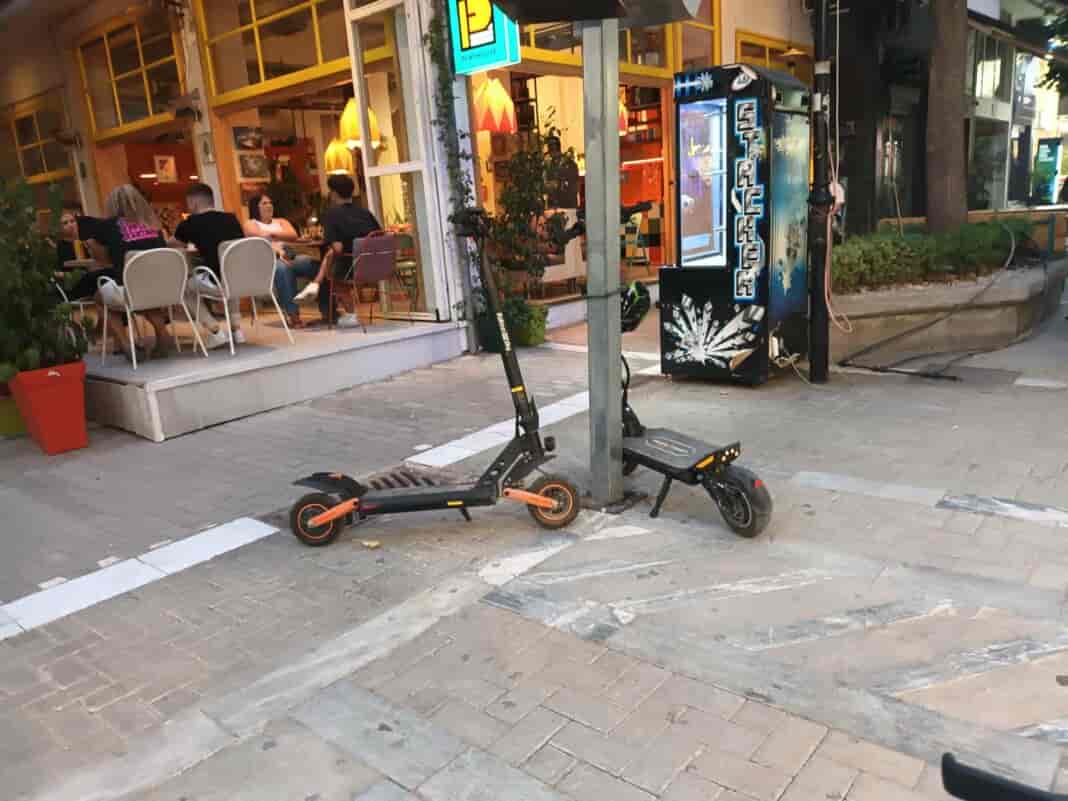 ilektrika patinia 3 ηλεκτρικά πατίνια πανω σε πεζοδρόμια