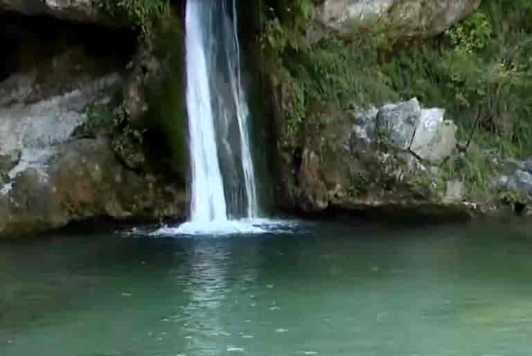 «Μαγεύουν» οι καταρράκτες της Αγίας Κόρης στον Όλυμπο