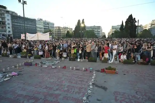 Λαοθάλασσα αλληλεγγύης στο Σύνταγμα στον απεργό πείνας Πάνο Ρούτσι