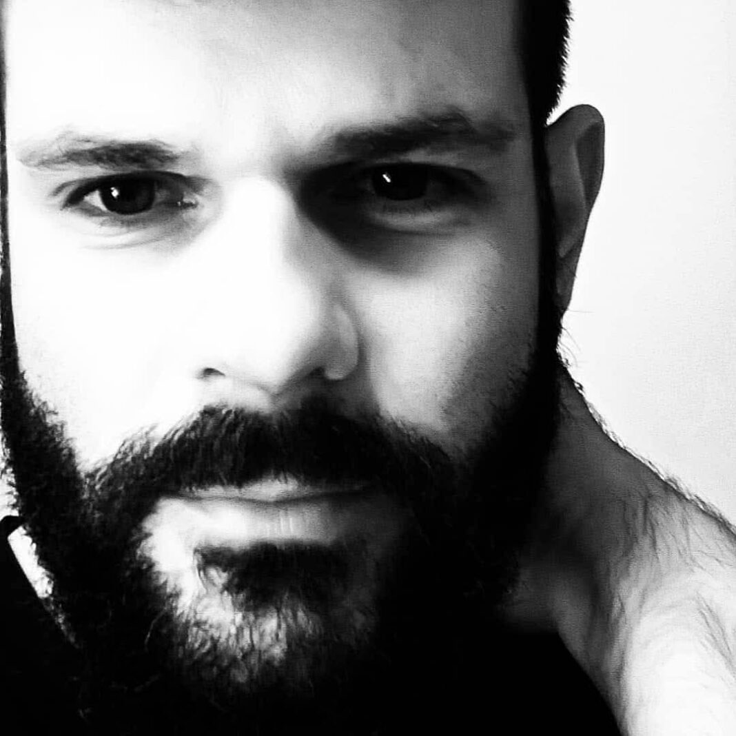 Το βραβευμένο στο Λονδίνο έργο του Λαρισαίου δημιουργού Χρίστου Χαλικιά «Αν μ’ ακούς, θα γίνω σεισμός» Μια τελετουργική εγκατάσταση λόγου, ήχου και φωτός στο Θέατρο Lib’ro Στο σκοτάδι δεν υπάρχει πρόσωπο. Υπάρχει μόνο παλμός. Και από αυτόν — γεννιέται ο σεισμός. Το νέο έργο του πολυδιάστατου δημιουργού Χρίστου Χαλικιά, «Αν Μ’ Ακούς, Θα Γίνω Σεισμός», είναι μια τελετουργική performance–installation που δεν περιγράφεται — βιώνεται. Ένα σκηνικό ξόρκι όπου ο ήχος, το φως και η φωνή ενώνονται σε έναν ζωντανό μηχανισμό μνήμης και συγκίνησης