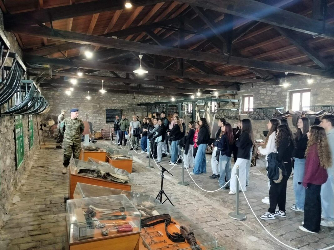 Το 12ο ΓΕΛ Λάρισας επισκέπτεται την 1η ΣΤΡΑΤΙΑ/EU-OHQ