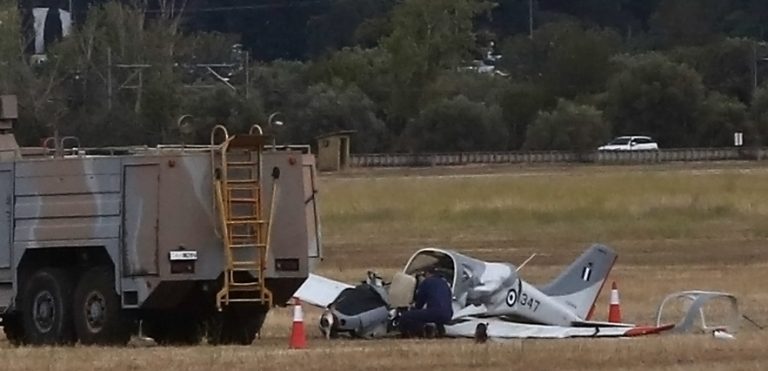 30891738-e1759940078315-768x371 Στα δύο κόπηκε το εκπαιδευτικό αεροσκάφος που έπεσε στο Τατόι – Οι πρώτες εκτιμήσεις για τα αίτια του σοβαρού ατυχήματος