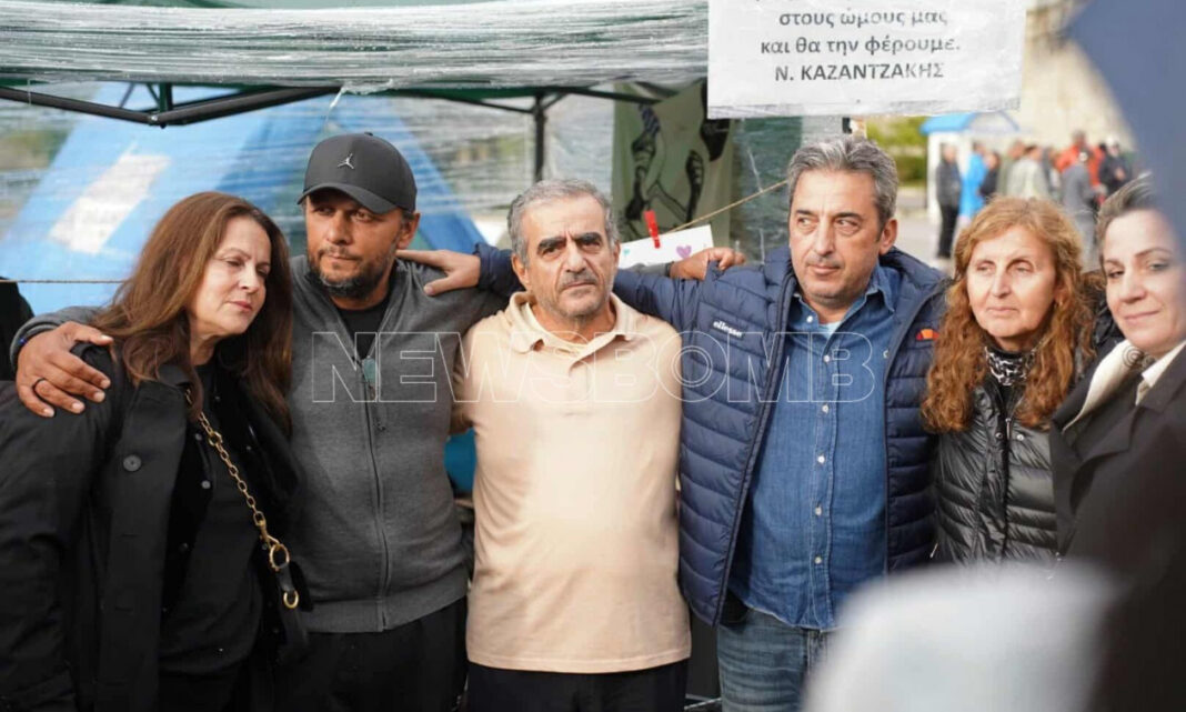 Ο Πάνος Ρούτσι μαζί με άλλους πέντε συγγενείς θυμάτων των Τεμπών