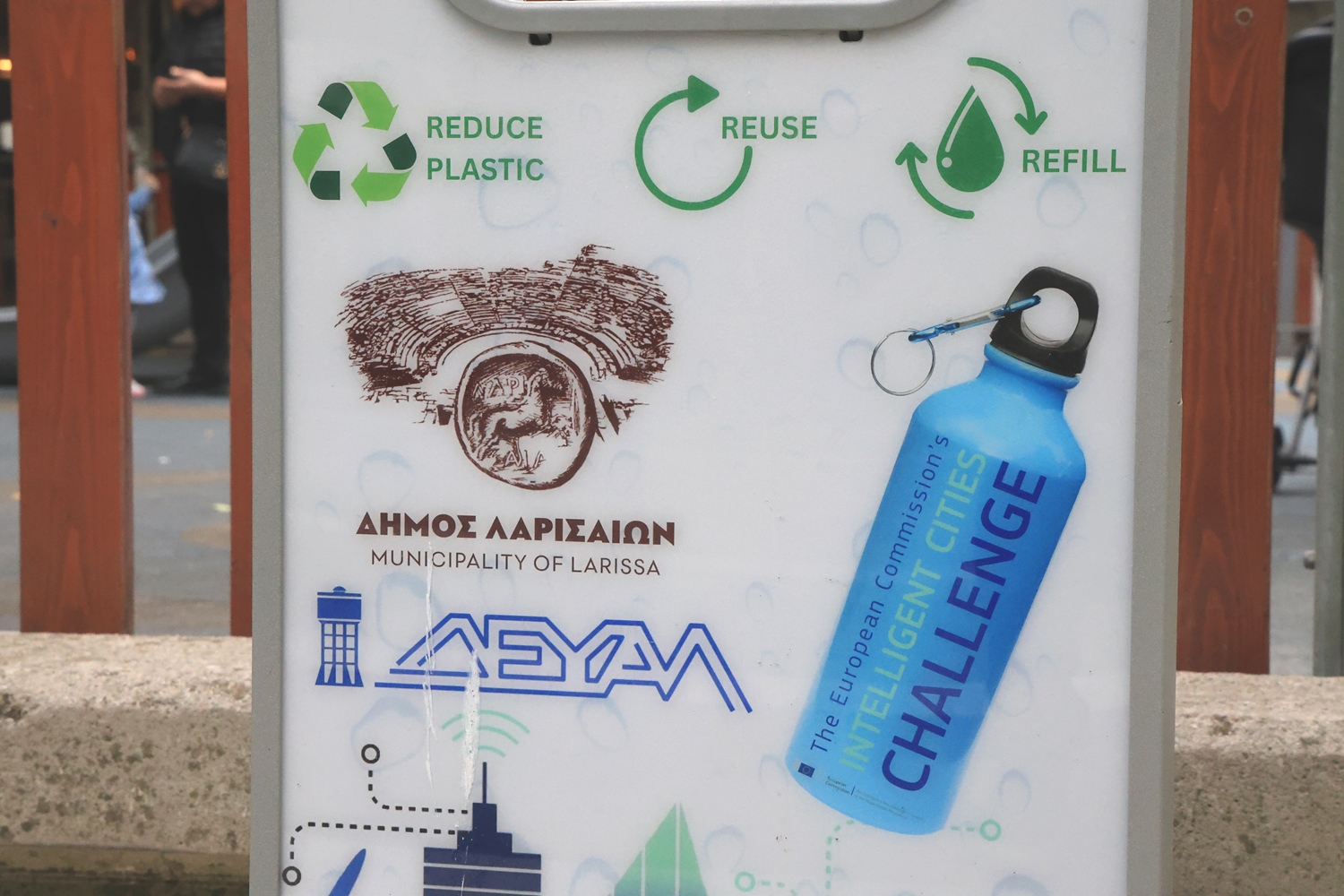 Στη διάθεση των πολιτών επαναχρησιμοποιούμενες φιάλες νερού - Ενημερωτική δράση της ΔΕΥΑΛ για τους «έξυπνους» σταθμούς ύδρευσης του προγράμματος WELL