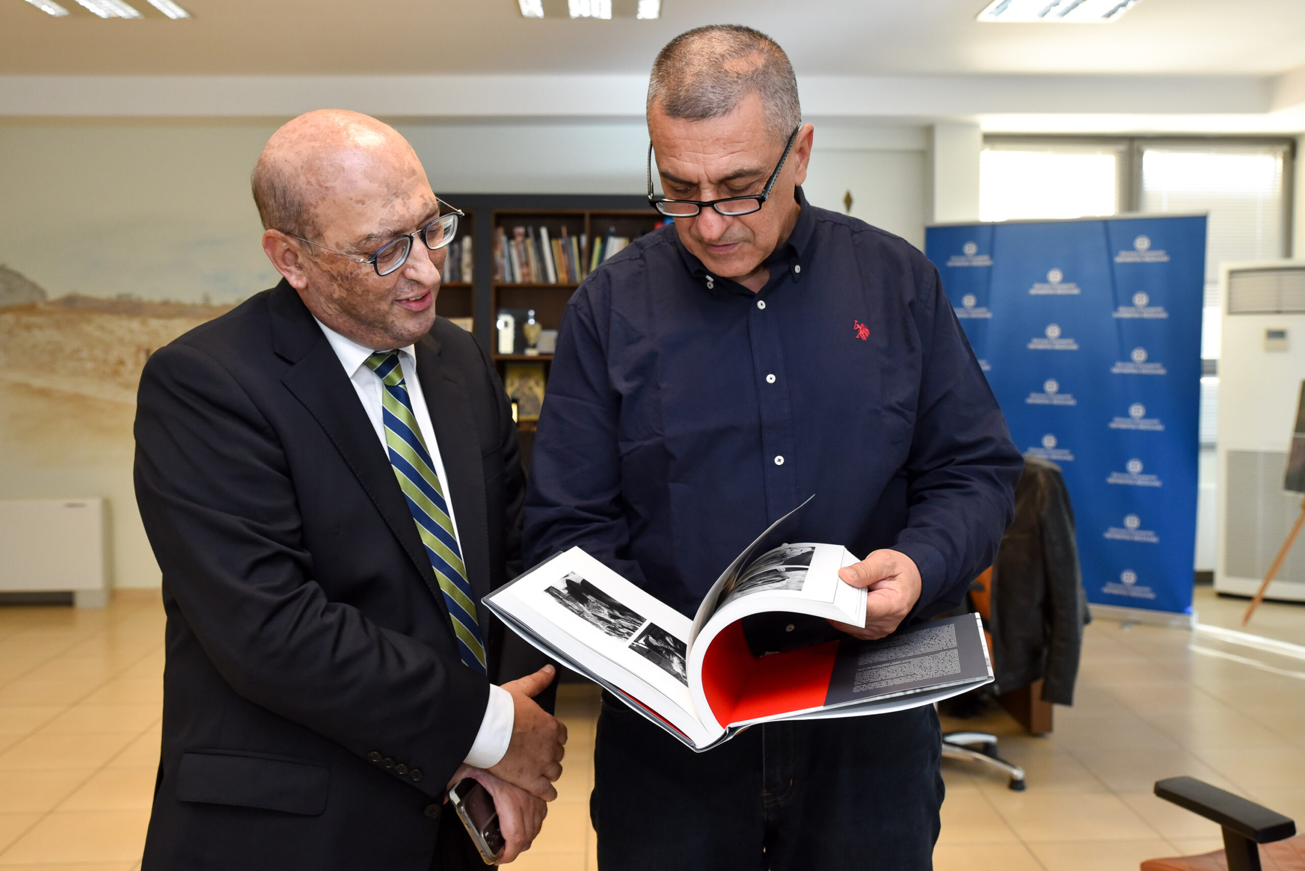 Εθιμοτυπική επίσκεψη του Πρέσβη της Αρμενίας στον Περιφερειάρχη Θεσσαλίας Δημήτρη ΚουρέταΤον Πρέσβη της Αρμενίας στην Ελλάδα, κ. Τιγκράν Μκρτσιάν, υποδέχθηκε στο γραφείο του ο Περιφερειάρχης Θεσσαλίας, Δημήτρης Κουρέτας, στο πλαίσιο εθιμοτυπικής επίσκεψης. Κατά τη διάρκεια της συνάντησης συζητήθηκαν θέματα κοινού ενδιαφέροντος και τρόποι ενίσχυσης της συνεργασίας ανάμεσα στην Περιφέρεια Θεσσαλίας και την Αρμενία.
Ειδική αναφορά έγινε στην εκπαίδευση και στη συνεργασία πανεπιστημίων, στην ανταλλαγή τεχνογνωσίας, καθώς και στις δυνατότητες ανάπτυξης πρωτοβουλιών στους τομείς του πολιτισμού και του τουρισμού. Παράλληλα, συζητήθηκαν προοπτικές συνεργασίας  και στον αγροδιατροφικό τομέα, με στόχο την ενίσχυση των δεσμών φιλίας και τη δημιουργία νέων ευκαιριών ανάπτυξης. Η συνάντηση πραγματοποιήθηκε σε ιδιαίτερα θετικό κλίμα, με αμοιβαία διάθεση για συνέχιση της επικοινωνίας και για υλοποίηση κοινών δράσεων που θα ενισχύσουν τη σχέση ανάμεσα στη Θεσσαλία και την Αρμενία.
