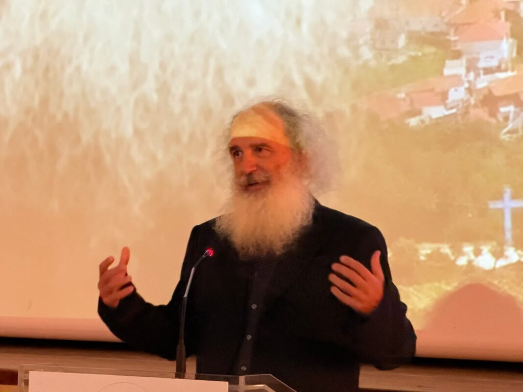 Το ντοκιμαντέρ «Στου Παπά το Ίσιωμα» ανέδειξε την ιστορία και τους ήρωες της Βερδικούσας Με ιδιαίτερη επιτυχία πραγματοποιήθηκε το Σάββατο 18 Οκτωβρίου, στην Αίθουσα Θεάτρου «Δημάρχου Βασ. Φαρμάκη», η προβολή του ντοκιμαντέρ «Στου Παπά το Ίσιωμα», που διοργάνωσε ο Δήμος Ελασσόνας υπό την αιγίδα της Ιεράς Μητροπόλεως Ελασσόνος, σε συνεργασία με τον Μορφωτικό Σύλλογο Βερδικούσας, τον Σύλλογο Βερδικουσιωτών Ν. Λάρισας και το Δημοτικό Σχολείο Γόννων. Το κοινό παρακολούθησε με συγκίνηση την ταινία, η οποία βασίζεται στο βιβλίο του Κ. Αθανασίου Δήμκου «Ιερέας Αθανάσιος Παπαθανασίου: Ο Ήρωας της Βερδικούσας κατά την Τουρκοκρατία» και σκηνοθετήθηκε από την Ειρήνη Ζγούρη. Το ντοκιμαντέρ φωτίζει με σεβασμό την προσωπικότητα του εμβληματικού ιερέα και τη συμβολή του στην πνευματική και εθνική αφύπνιση της περιοχής. Χαιρετισμούς στην εκδήλωση απηύθυναν ο Σεβασμιώτατος Μητροπολίτης Ελασσόνος κ.κ. Χαρίτων, ο Δήμαρχος Ελασσόνας κ. Ν. Γάτσας και ο Αντιπεριφερειάρχης Παιδείας κ. Βασίλης Σίμος. Σύντομες τοποθετήσεις έκαναν επίσης ο συγγραφέας του βιβλίου κ. Αθανάσιος Δήμκος, η εκπαιδευτικός και απόγονος της οικογένειας του ιερέα κ. Ελευθερία Καρκατσέλα, καθώς και η σκηνοθέτης κ. Ειρήνη Ζγούρη. Η βραδιά ολοκληρώθηκε σε κλίμα συγκίνησης και υπερηφάνειας, με τους παρευρισκόμενους να εκφράζουν την ευγνωμοσύνη τους για την ανάδειξη ενός τόσο σημαντικού κεφαλαίου της τοπικής ιστορίας. Η δράση εντάσσεται στο πλαίσιο των πολιτιστικών πρωτοβουλιών του Δήμου Ελασσόνας, που στοχεύουν στη διατήρηση και προβολή της ιστορικής μνήμης και της πολιτιστικής κληρονομιάς του τόπου μέσα από τη δύναμη της τέχνης και της εικόνας.