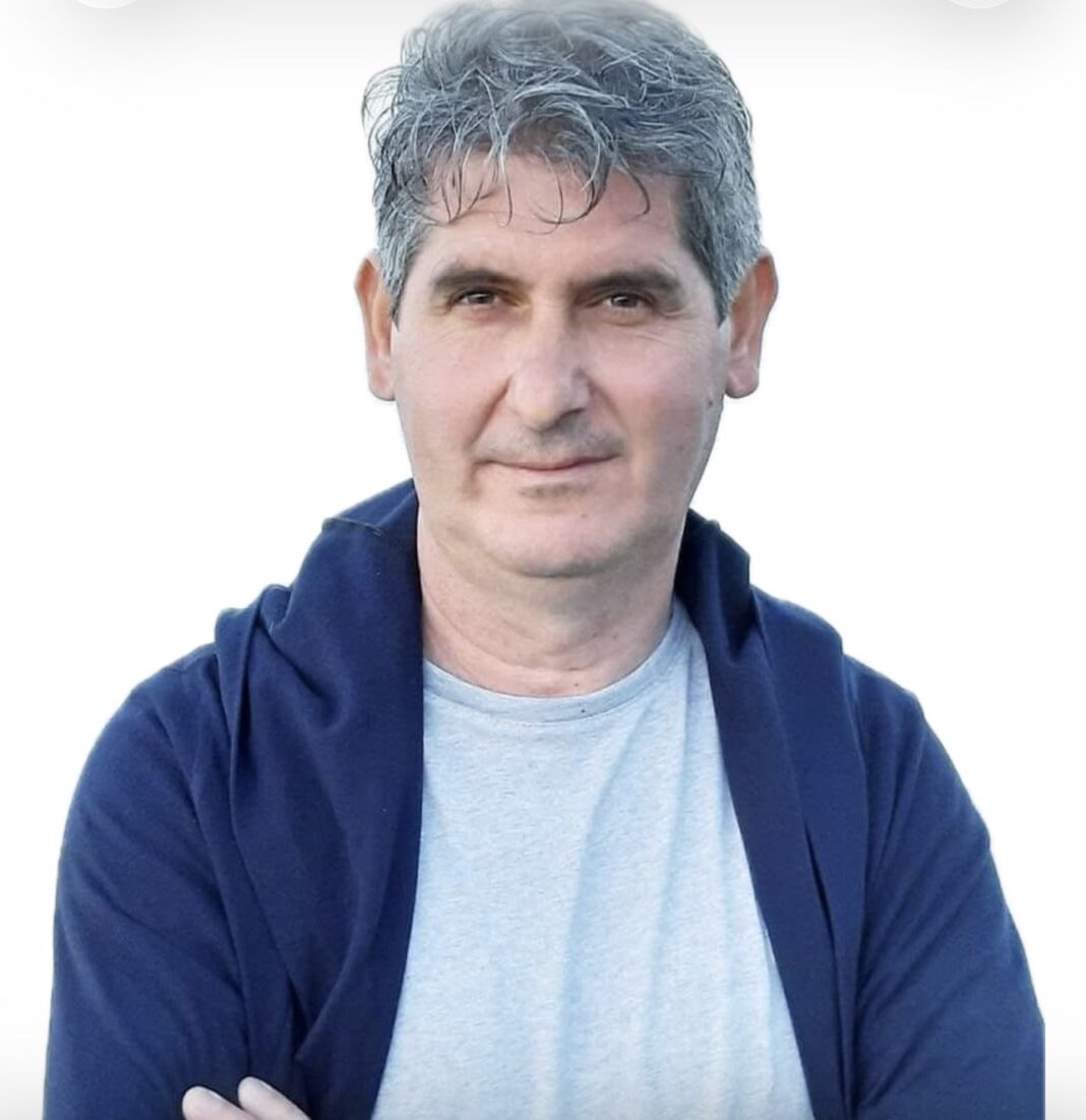 Χαμογελώντας στο Υπουργείο Αγροτικής Ανάπτυξης, ενώ οι αγρότες και κτηνοτρόφοι του Δήμου Τεμπών χάνουν εισόδημα.