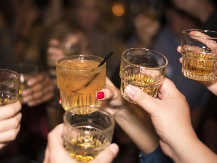 Διενεργήθηκαν έλεγχοι σε καταστήματα, δίνοντας ιδιαίτερη έμφαση στην προστασία των ανηλίκων από την κατανάλωση οινοπνευματωδών ποτών