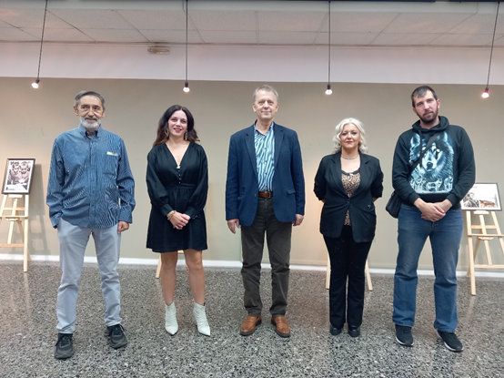 Ο Τάσος Τσιαπλές, επικεφαλής της Λαϊκής Συσπείρωσης Θεσσαλίας, στην έκθεση εικαστικών της ομάδας «Κοινοί Φίλοι», για την Εθνική Αντίσταση 1941-44