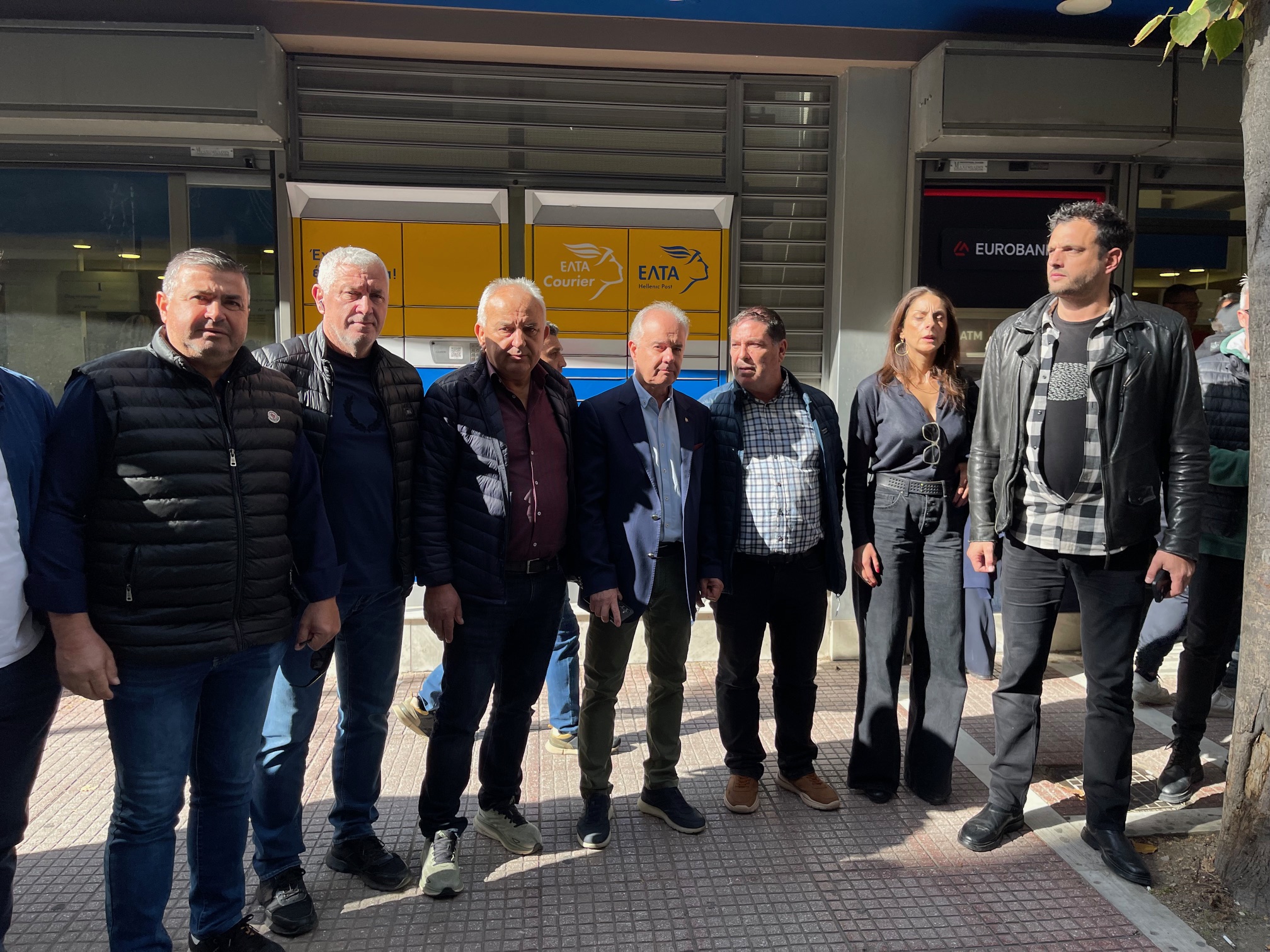 Μαζική κινητοποίηση ενάντια στο κλείσιμο του υποκαταστήματος των ΕΛΤΑ στον Τύρναβο