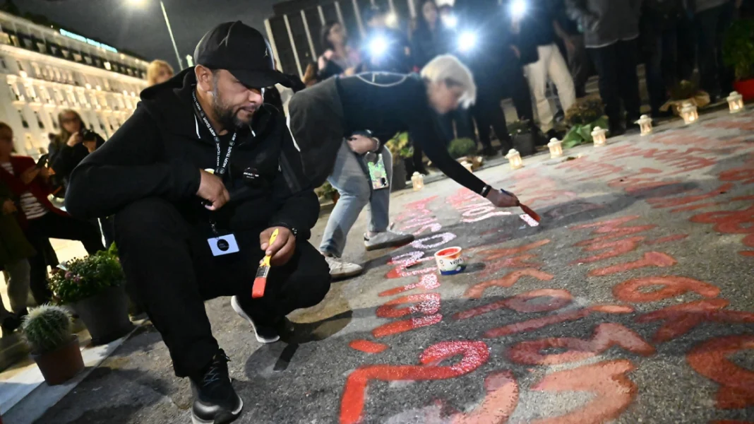 Συγγενείς θυμάτων στα Τέμπη έγραψαν ξανά τα ονόματα μπροστά από τη Βουλή