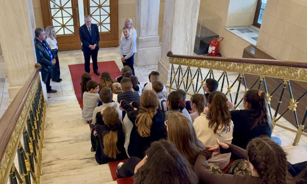 Μ. Χαρακόπουλος σε μαθητές 14ου Δημοτικού Σχολείου Λάρισας: Ευθύνη κάθε πολίτη η υπεράσπιση του αγαθού της Δημοκρατίας