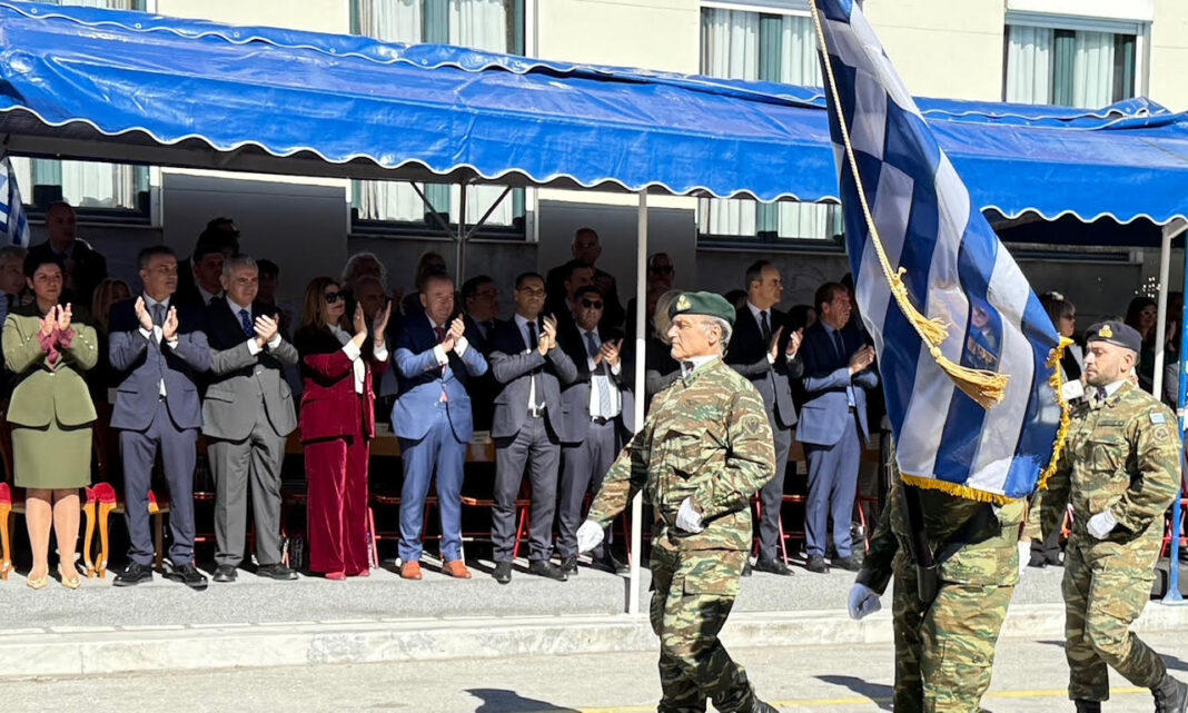 Μ. Χαρακόπουλος στην παρέλαση στη Λάρισα: “Όχι” στην αμφισβήτηση δημοκρατικών θεσμών και αξιών (βίντεο)