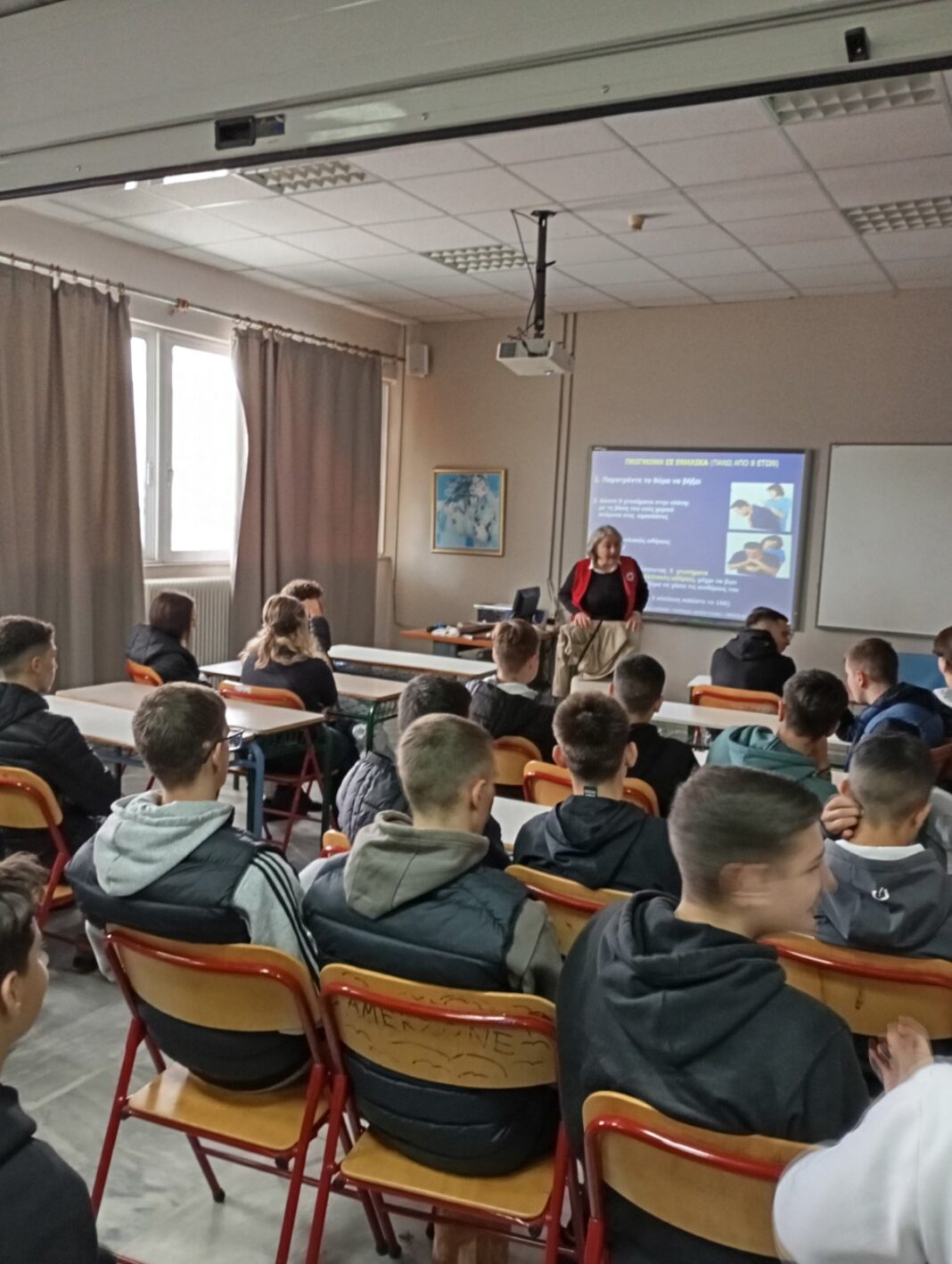 Το 12ο ΓΕΛ Λάρισας ενημερώνεται από Ελληνικό Ερυθρό Σταυρό