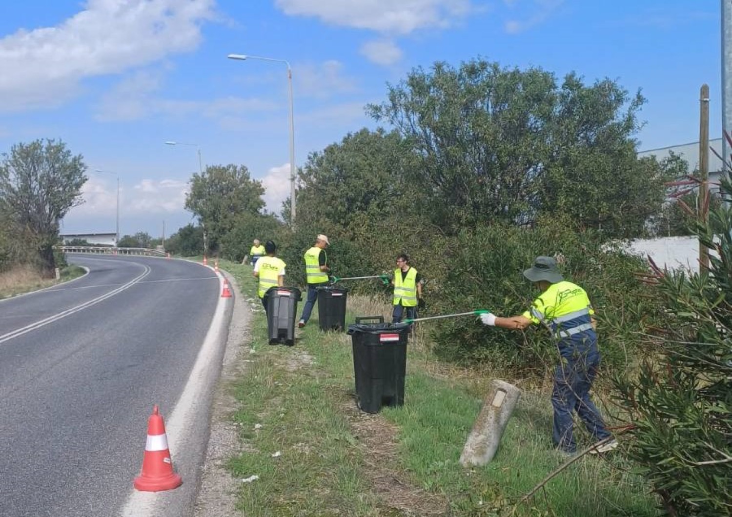 Δήμος Λαρισαίων: Επιχείρηση – «σκούπα» στο εθνικό και επαρχιακό οδικό δίκτυο από την Αντιδημαρχία Καθαριότητας και Ανακύκλωσης