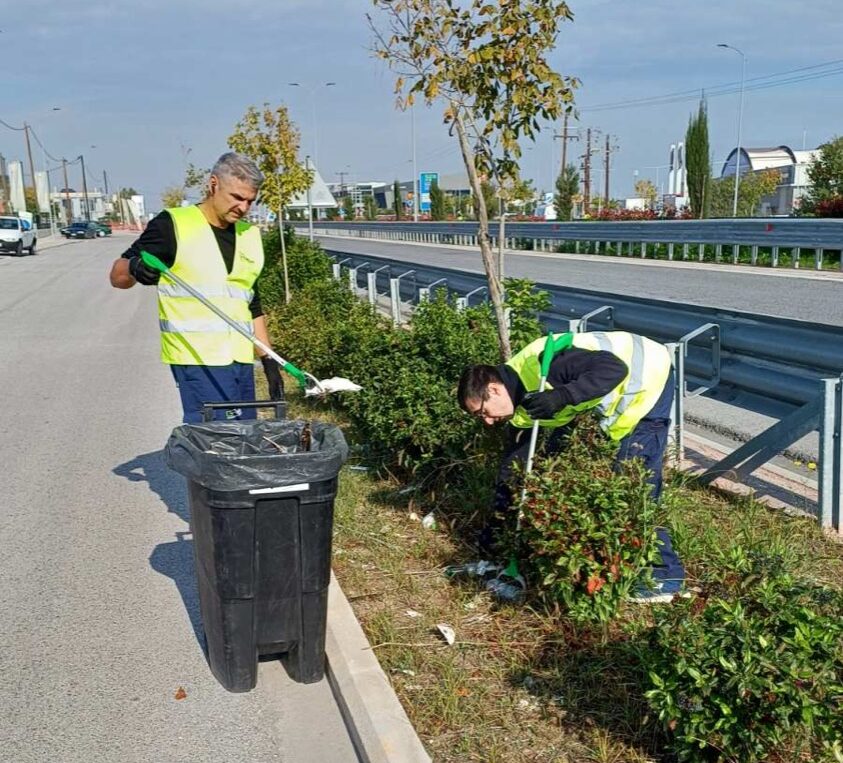 Δήμος Λαρισαίων: Επιχείρηση – «σκούπα» στο εθνικό και επαρχιακό οδικό δίκτυο από την Αντιδημαρχία Καθαριότητας και Ανακύκλωσης