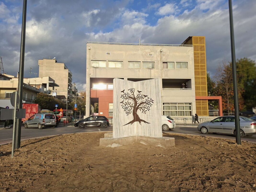 20251121_082250_copy_2496x1872 Το έργο τέχνης που κοσμέι το νέο κυκλικό κόμβο της Λάρισας (φωτό)