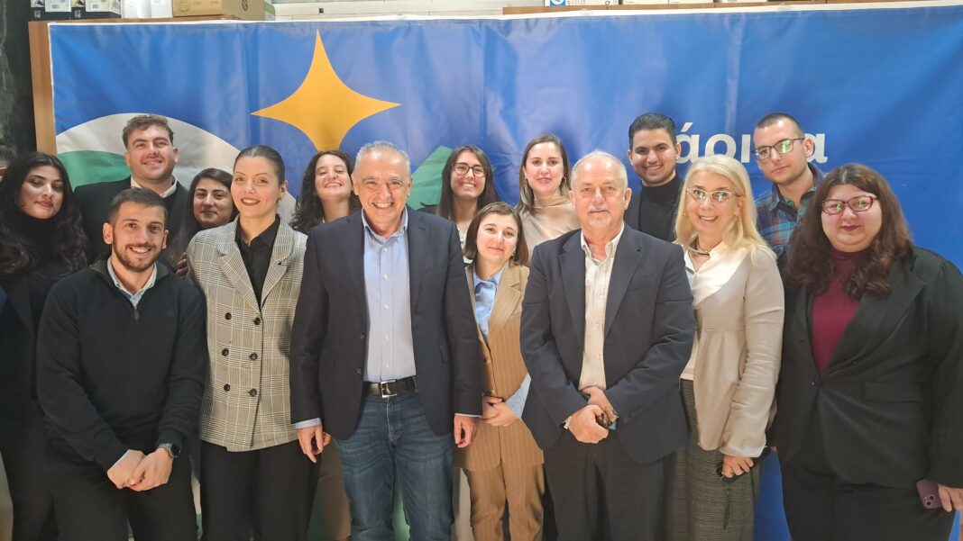 70 Από ανάρτηση στο fb του Δημήτρη Δεληγιάννη Δημοτικά Συμβούλια Νεολαίας: Η Δημοκρατία χτίζεται μαζί με τη νέα γενιά Στη Λάρισα φιλοξενήσαμε αυτές τις μέρες την Πανελλαδική Συνάντηση Δημοτικών Συμβουλίων Νεολαίας, στο πλαίσιο της ανακήρυξης της πόλης μας ως Εθνικής Πρωτεύουσας Νεολαίας 2025. Είναι μια στιγμή που με συγκινεί: νέοι άνθρωποι συζητούν για τα όργανα που τους αφορούν και για τη δική τους φωνή στη δημόσια ζωή — μια φωνή που πραγματικά χρειαζόμαστε. Βρεθήκαμε ως Συμπαράταξη Λαρισαίων στον χώρο του Δημοτικού Συμβουλίου που φιλοξένησε τη διοργάνωση. Ο επικεφαλής της παράταξής μας στην ΚΕΔΕ, Χάρης Δούκας, Δήμαρχος Αθηναίων, έδωσε το παρόν· έγιναν παρεμβάσεις και τοποθετήσεις, και παρακολουθήσαμε με μεγάλο ενδιαφέρον τις σκέψεις και τις ανησυχίες των νέων που θέλουν να συμμετέχουν ουσιαστικά στη ζωή της πόλης τους. Ξέρουμε καλά ότι ο θεσμός έχει ιστορία. Ξεκίνησε με ενθουσιασμό το 2006–2008, αλλά γρήγορα ατόνησε. Η έλλειψη υποστήριξης, οι αδυναμίες του θεσμικού πλαισίου, η κομματικοποίηση και οι παθογένειες της δημόσιας ζωής τον οδήγησαν στην εγκατάλειψη μετά το 2009, με την οικονομική κρίση. Σήμερα, όμως, ξαναχτίζεται. Και αυτό μας γεμίζει ελπίδα. Μια ιδέα που είχε τη στήριξη του τότε Δημάρχου Απόστολου Καλογιάννη, δυνάμωσε μέσα από δεκάδες δράσεις και συνεχίζεται τώρα και με τη νέα Δημοτική Αρχή. Συνδέεται με την αναγόρευση της Λάρισας ως Εθνικής Πρωτεύουσας Νεολαίας 2025 — μια αναγνώριση της προσπάθειας των νέων μας. Ωστόσο, τα μεγάλα ζητήματα παραμένουν: Πώς θα στηριχθεί ο θεσμός όταν σβήσουν τα φώτα της δημοσιότητας; Πώς θα διασφαλιστεί η ανεξαρτησία και η θεσμική κατοχύρωσή του; Πώς θα αποφευχθούν οι παθογένειες του παρελθόντος σε ένα περιβάλλον όπου η εικόνα συχνά υπερισχύει της ουσίας; Και πώς θα γίνει πραγματικά συμπεριληπτικός για όλους; Η Δημοκρατία χτίζεται μαζί με τη νέα γενιά. Και εμείς θα είμαστε πάντα εδώ, δίπλα στους νέους που, κόντρα στις δυσκολίες της εποχής, επιχειρούν να κάνουν «ένα άλμα πιο γρήγορο από τη φθορά».