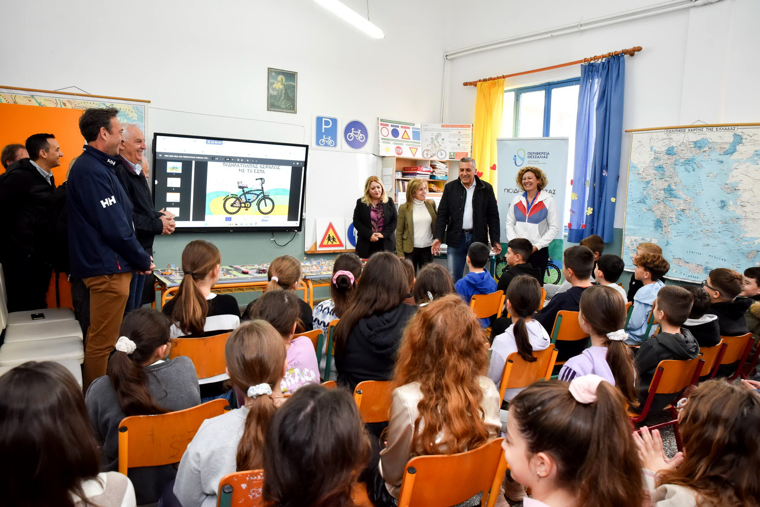 Ο Δημήτρης Κουρέτας στο 7ο Δημοτικό Σχολείο Τρικάλων στο πλαίσιο του προγράμματος «Ποδηλατώντας ΑΣΦΑΛΩΣ με το ΕΣΠΑ»