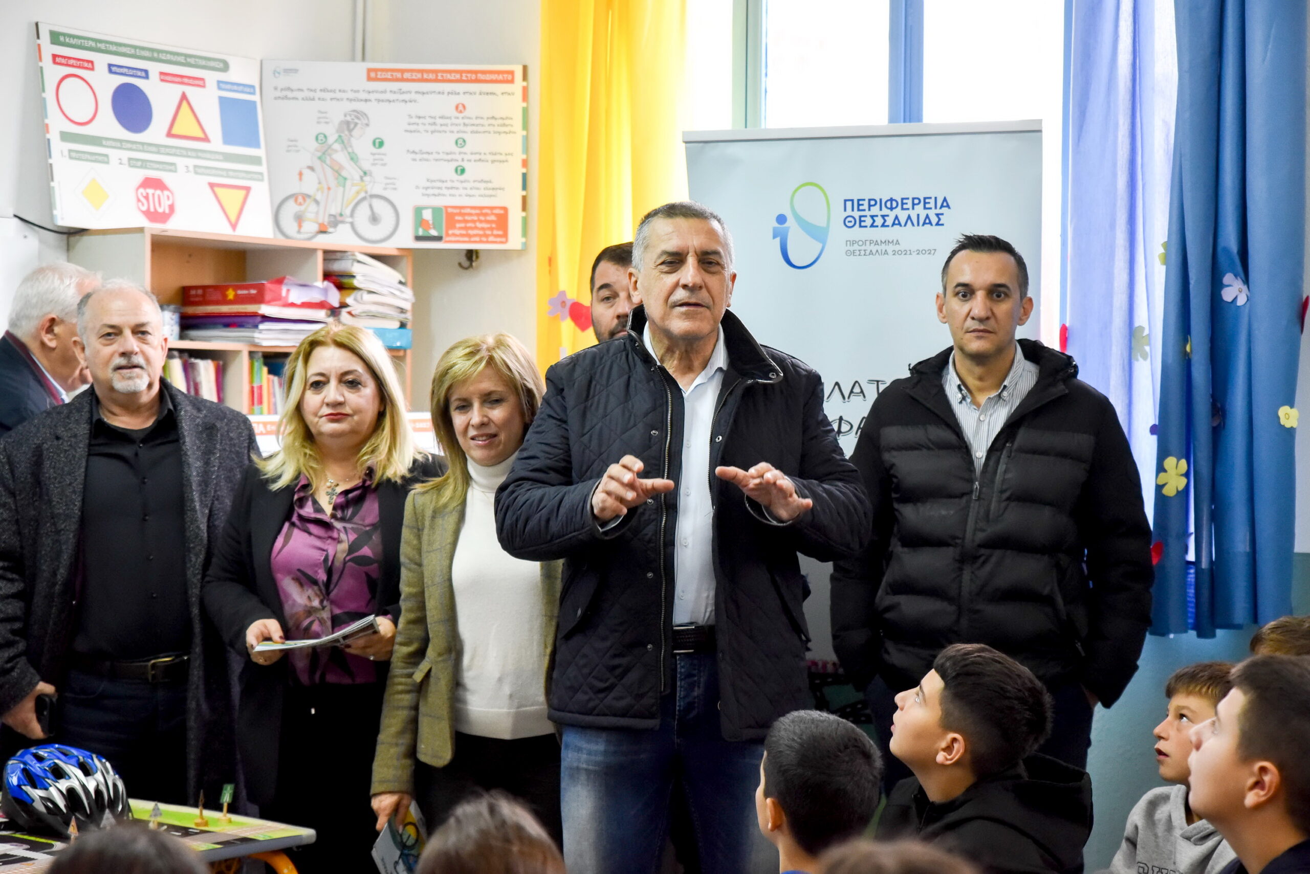 Ο Δημήτρης Κουρέτας στο 7ο Δημοτικό Σχολείο Τρικάλων στο πλαίσιο του προγράμματος «Ποδηλατώντας ΑΣΦΑΛΩΣ με το ΕΣΠΑ»