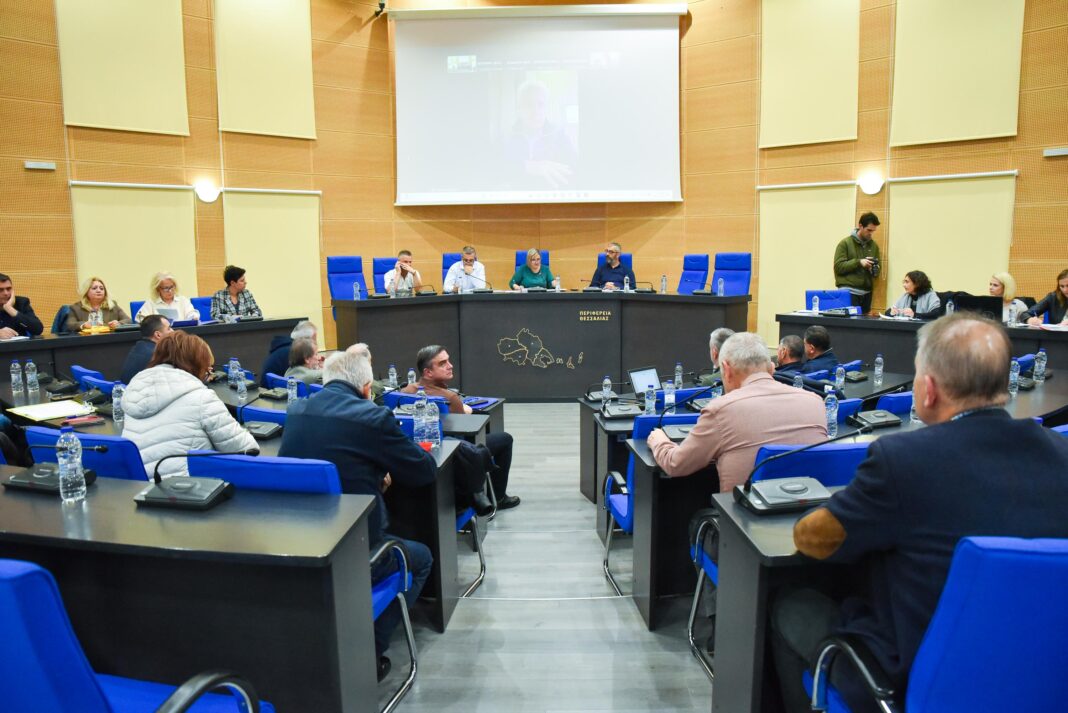 Το ψήφισμα για τις επιπτώσεις του clawback στη βιωσιμότητα των ιατρικών διαγνωστικών εργαστηρίων αναφέρει μεταξύ άλλων: Από το 2013, οι εργαστηριακοί ιατροί υφίστανται μια συνεχή και παράλογη οικονομική επιβάρυνση μέσω των μηχανισμών clawback και rebate, οι οποίοι αφαιρούν αναδρομικά μεγάλο ποσοστό των δεδουλευμένων για εξετάσεις που έχουν ήδη εκτελεστεί. Οι τιμές αποζημίωσης παραμένουν εξαιρετικά χαμηλές, ενώ η μη εφαρμογή πρωτοκόλλων συνταγογράφησης οδηγεί σε ανεξέλεγκτη υπερσυνταγογράφηση, η δε ευθύνη για την υπέρβαση της δαπάνης μεταφέρεται αδίκως στα διαγνωστικά εργαστήρια, τα οποία δεν έχουν καμία δυνατότητα ή αρμοδιότητα να τη διαχειριστούν. Η κρίση που διαμορφώνεται δεν είναι μόνο οικονομική, αλλά υγειονομική, οικονομική και κοινωνική.   Το Περιφερειακό Συμβούλιο Θεσσαλίας εκφράζει την έντονη ανησυχία του για τη βιωσιμότητα των ιατρικών διαγνωστικών εργαστηρίων και καλεί την Κυβέρνηση: να προχωρήσει στην κατάργηση ή δραστική αναμόρφωση του μηχανισμού clawback, να διαγράψει το τεχνητό χρέος που έχει δημιουργηθεί από τις αναδρομικές περικοπές, να ενεργοποιήσει πλήρως τα πρωτόκολλα συνταγογράφησης, ώστε να ελεγχθεί η υπερσυνταγογράφηση και να υπάρξει ορθολογική κατανομή της δαπάνης, να θεσπίσει σταθερό, επαρκή και ρεαλιστικό προϋπολογισμό για τις εργαστηριακές διαγνωστικές πράξεις, με στόχο την πραγματική κάλυψη των αναγκών του πληθυσμού, να προχωρήσει άμεσα σε διάλογο με τους θεσμικούς εκπροσώπους των Εργαστηριακών Ιατρών για τη διαμόρφωση ενός νέου βιώσιμου πλαισίου αποζημίωσης, που θα διασφαλίζει τη συνέχιση και την ποιότητα των υπηρεσιών υγείας. Η διατήρηση των ιατρικών διαγνωστικών εργαστηρίων δεν αποτελεί απλώς επαγγελματικό αίτημα,·είναι όρος προστασίας της Δημόσιας Υγείας, της κοινωνικής συνοχής και της οικονομικής σταθερότητας. Να σημειωθεί ότι παρέμβαση -στο ίδιο πνεύμα με το ψήφισμα- πραγματοποίησε στη συνεδρίαση η πρόεδρος της Ένωσης Μικροβιολόγων Λάρισας και της Πανελλήνιας Ομοσπονδίας Εργαστηριακών Γιατρών Ράνια Σουλτούκη, όπως και οι εκπρόσωποι των παρατάξεων της αντιπολίτευσης.