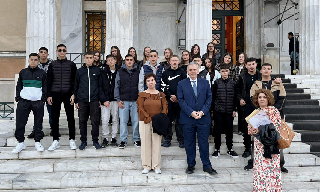 MAX 3 Μ. Χαρακόπουλος σε μαθητές: Η πολιτική μετατρέπεται περισσότερο σε επικοινωνιακή πρακτική