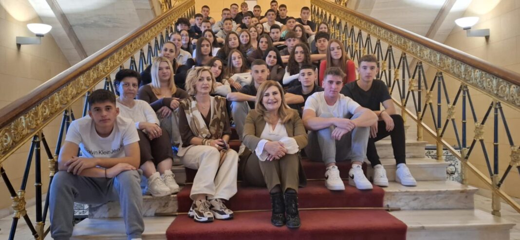 Ε. Λιακούλη στους μαθητές του 2ου Γενικού Λυκείου Φαρσάλων στη Βουλή:   «Τα νιάτα της πατρίδας μας, είστε πάντα η ελπίδα μας!»