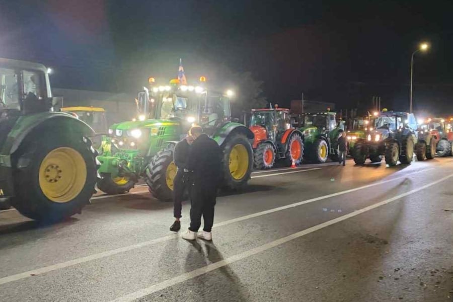 Χιλιάδες αγρότες μπλόκαραν με τρακτέρ το αεροδρόμιο Αλεξανδρούπολης