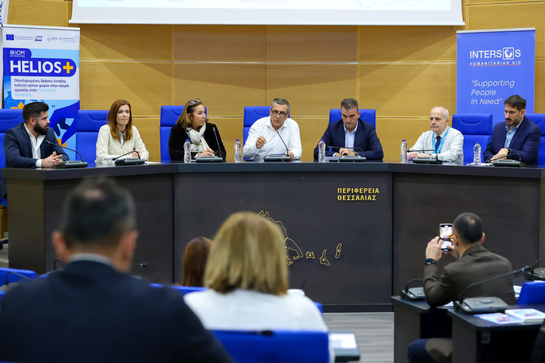 R6II0207 Πρόσφυγες απασχολούνται σε τοπικές επιχειρήσεις της Θεσσαλίας μέσω του Helios+ Το πρόγραμμα παρουσιάστηκε και επίσημα στην Περιφέρεια Θεσσαλίας από τον Διεθνή Οργανισμό Μετανάστευσης Την ένταξη των πολιτών τρίτων χωρών, δικαιούχων διεθνούς και προσωρινής προστασίας, στη θεσσαλική αγορά εργασίας και την κοινωνική τους ενσωμάτωση προωθεί το πρόγραμμα Helios+, που παρουσιάστηκε σήμερα στη Λάρισα, σε ειδική εκδήλωση που έλαβε χώρα στην αίθουσα του Περιφερειακού Συμβουλίου Θεσσαλίας. Ειδικότερα, το πρόγραμμα, με τίτλο «Ολοκληρωμένες δράσεις ένταξης πολιτών τρίτων χωρών στην αγορά εργασίας στην Περιφέρεια Θεσσαλίας», υλοποιείται από τον Διεθνή Οργανισμό Μετανάστευσης (ΔΟΜ), σε συνεργασία με την Περιφέρεια Θεσσαλίας και με εταίρους τον Δήμο Λαρισαίων και την Intersos Hellas. Στους στόχους του προγράμματος για την Περιφέρεια Θεσσαλίας συγκαταλέγεται η εγγραφή συνολικά 195 ωφελούμενων με 120 άτομα να έχουν την ευκαιρία να πιστοποιήσουν τις νέες δεξιότητές τους, ενώ περί τα 150 άτομα αναμένεται να παρακολουθήσουν μαθήματα ελληνικών και να λάβουν επιδότηση ενοικίου. Η δράση περιλαμβάνει ένα σύνολο στοχευμένων υπηρεσιών που αφορούν την επαγγελματική ανάπτυξη, τη συμβουλευτική απασχόλησης, την ενίσχυση της αυτόνομης διαβίωσης, την πρόσβαση σε κοινωνικές και δημόσιες υπηρεσίες, την εκμάθηση ελληνικής γλώσσας και την ενδυνάμωση δεξιοτήτων. Όπως αποκάλυψε ο συντονιστής του προγράμματος για τη Θεσσαλία, κ. Ιωάννης Δινόπουλος, ήδη 9 πρόσφυγες έχουν βρει εργασία σε τοπικές επιχειρήσεις μέσω του Helios+ με τους εγγεγραμμένους ωφελούμενους να φθάνουν τους 17. Ανοίγοντας την εκδήλωση, ο Περιφερειάρχης Θεσσαλίας, κ. Δημήτρης Κουρέτας, εξέφρασε τη χαρά του για την παρουσία όλων των εταίρων του Helios+ στη Λάρισα εξαίροντας τη μεταξύ τους συνεργασία ενώ θύμισε ότι η Περιφέρεια Θεσσαλίας χρηματοδοτεί το πρόγραμμα με 3,5 εκατ. ευρώ με πόρους του Ευρωπαϊκού Κοινωνικού Ταμείου. Δίνοντας το στίγμα της φιλοσοφίας που διέπει την Περιφερειακή Αρχή σε σχέση με την υλοποίηση του Helios+ ανέδειξε ως βασική στόχευση την προώθηση της κοινωνικής ενσωμάτωσης για τα άτομα που προέρχονται από δομές φιλοξενίας, οι οποίες «δε μπορεί να αποτελούν «πάρκινγκ» ανθρώπων αλλά τον δίαυλο για την προώθησή τους στην αγορά εργασίας και την ουσιαστική ενσωμάτωσής τους στην τοπική κοινωνία και οικονομία». Υπογράμμισε, δε, τη σημασία της διαρκούς παρακολούθησης και υποστήριξης των ωφελούμενων μέσω του Helios+ στα διάφορα στάδια της πορείας απόκτησης των εφοδίων για την κοινωνική τους ένταξη αλλά και στην ενίσχυση της αλληλεπίδρασής τους με τις τοπικές κοινωνίες. Στα πολλαπλά οφέλη του Helios+ εστίασε ο Δήμαρχος Λαρισαίων, κ. Αθανάσιος Μαμάκος, αναφέροντας ότι ενισχύεται η τοπική αγορά εργασίας, καθώς οι επιχειρήσεις αποκτούν πρόσβαση σε επιπλέον ανθρώπινο δυναμικό. Κατά τον ίδιο, η Λάρισα είναι μια πόλη που επενδύει στην κοινωνική συνοχή, αξιοποιεί τη δύναμη της συνεργασίας, δημιουργεί ευκαιρίες για την ουσιαστική στήριξη των πολιτών τρίτων χωρών, δικαιούχων διεθνούς και προσωρινής προστασίας, που ζουν και θέλουν να εργαστούν εδώ. «Ο Δήμος Λαρισαίων, με τις κοινωνικές του υπηρεσίες, είναι αποφασισμένος να συμβάλλει με όλες του τις δυνάμεις για την επιτυχή έκβαση και αυτής της προσπάθειας, που ξεκινάμε σήμερα όλοι μαζί» κατέληξε ο κ. Μαμάκος. Η Επικεφαλής του ΔΟΜ Ελλάδας, κα. Sanja Celebic Lukovac, ανέδειξε στον χαιρετισμό της τον στρατηγικό χαρακτήρα της συνεργασίας στη Θεσσαλία ως ένα ισχυρό παράδειγμα αποτελεσματικής διατομεακής συνεργασίας σημειώνοντας: «Η Θεσσαλία δείχνει τον δρόμο για την ένταξη. Είναι η μοναδική περιφέρεια στην οποία ο ίδιος ο Δήμος Λαρισαίων συμμετέχει ως εταίρος υλοποίησης, γεγονός που αποδεικνύει ότι η ένταξη δεν είναι υπόθεση ενός φορέα· είναι μια συλλογική προσπάθεια που απαιτεί τοπική δέσμευση, συνεργασία και κοινό όραμα. Το Helios+ είναι επιτυχημένο όταν οι κοινότητες, οι θεσμοί και οι άνθρωποι δουλεύουν μαζί. Στη Θεσσαλία βλέπουμε ξεκάθαρα πώς μια πόλη και μια περιφέρεια μπορούν να μετατρέψουν την ένταξη σε πραγματικό κοινωνικό και οικονομικό όφελος για όλους». Η κ. Ανδριάννα Κομήτσα, Αντιπεριφερειάρχης Εθελοντισμού και Πρόνοιας Θεσσαλίας, επισήμανε τις καταγεγραμμένες ανάγκες για εργατικό δυναμικό, ειδικά σε τομείς της Περιφέρειας Θεσσαλίας όπως η πρωτογενής παραγωγή, η μεταποίηση, ο τουρισμός και οι τεχνικές ειδικότητες. «Η ένταξη στην αγορά εργασίας δεν ωφελεί μόνο τον ωφελούμενο, αλλά και την τοπική οικονομία» είπε θέτοντας ως προτεραιότητα τη δημιουργία ενός περιβάλλοντος κοινωνικής αρμονίας και αποδοχής. Εξήγησε, μάλιστα, ότι η ένταξη δεν είναι μια τεχνική διαδικασία, αλλά ένας διαρκής διάλογος και μια σχέση που χτίζεται καθημερινά ανάμεσα σε ανθρώπους, υπηρεσίες, κοινότητες. «Θέλουμε μια Θεσσαλία που αγκαλιάζει τον άνθρωπο, που βλέπει την προσφορά του και όχι την προέλευσή του» δήλωσε η κ. Κομήτσα. Η κ. Ευαγγελία Κτιστάκη, Προϊσταμένη της Διεύθυνσης Κοινωνικής Ένταξης του Υπουργείου Μετανάστευσης & Ασύλου, υπογράμμισε ότι η Τοπική Αυτοδιοίκηση είναι ο πλέον κατάλληλος φορέας για να παρέχει στο Υπουργείο μία ξεκάθαρη εικόνα από το πεδίο και ο μόνος τρόπος για την τροφοδότηση πληροφόρησης με τις επικαιροποιημένες ανάγκες, ώστε η στόχευση και ο σχεδιασμός των πολιτικών για τους πρόσφυγες να γίνεται πιο αποτελεσματικά και με τη μέγιστη αποδοτικότητα στην απορρόφηση των διαθέσιμων πόρων. Από την πλευρά του, ο Πρόεδρος του Συνδέσμου Θεσσαλικών Επιχειρήσεων και Βιομηχανιών, κ. Γιώργος Ρουπακιάς, στάθηκε στη σημασία προσανατολισμού των δράσεων στην ικανοποίηση των αναγκών της τοπική αγοράς εργασίας μιλώντας για εξακριβωμένη έλλειψη ανθρώπινου δυναμικού στις θεσσαλικές επιχειρήσεις με έμφαση στα τεχνικά επαγγέλματα. Πρόσθεσε ότι το βασικό εφόδιο που θα επιτρέψει στους ωφελούμενους να βρουν δουλειά στις τοπικές επιχειρήσεις είναι η εκμάθηση της ελληνικής γλώσσας και ξεκαθάρισε ότι ο ΣΘΕΒ θα συνεχίσει να στηρίζει δράσεις ικανές να δώσουν «μια έντιμη και λειτουργική λύση σε ένα ζήτημα που συναρτάται ευθέως με την ανταγωνιστικότητα των επιχειρήσεων της Θεσσαλίας». Η Διαχειρίστρια Δράσεων του Helios+, k. Lidija Markovic, εξήγησε ότι η υλοποίηση του προγράμματος στη Θεσσαλία βασίζεται σε πραγματικά δεδομένα και ανάγκες της αγοράς. «Η κατάρτιση προσαρμόζεται στις τοπικές ειδικότητες, η σύνδεση με τις επιχειρήσεις είναι πλέον δομημένη και η ένταξη γίνεται βιώσιμη ενώ το μοντέλο συνεργασίας των εταίρων αποτελεί καινοτομία για τη χώρα» κατέληξε. Τέλος, ο Εκτελεστικός Διευθυντής της Intersos Hellas, κ. Απόστολος Βεΐζης αναφέρθηκε στα προβλήματα που περιγράφονται από τους εν δυνάμει ωφελούμενους, αναγνωρίζοντας ότι η Περιφέρεια Θεσσαλίας, παρά τις μεγάλες δυσκολίες που πέρασε με τον «Ντάνιελ», δείχνει έμπρακτα διάθεση φιλοξενίας αυτών των ανθρώπων. Ο ίδιος προσδιόρισε την κάλυψη των στόχων της εξεύρεσης στέγης, της πρόσβασης στις τοπικές υπηρεσίες και της κοινωνικής αποδοχής ως τα τρία ορόσημα για την επίτευξη του μεγάλου στόχου που αφορά στην κοινωνική τους ενσωμάτωση. Στην εκδήλωση παρευρέθηκαν στελέχη της Περιφέρειας Θεσσαλίας, της Γενικής Διεύθυνσης Μεταναστευτικής Πολιτικής και της Διεύθυνσης Κοινωνικής Ένταξης του Υπουργείου Μετανάστευσης και Ασύλου, του Δήμου Λαρισαίων, της ΔΥΠΑ, του ΣΘΕΒ, κοινωνικών και εκπαιδευτικών φορέων, καθώς και φορέων της αγοράς εργασίας, επιβεβαιώνοντας το πολύπλευρο ενδιαφέρον για το ζήτημα της ένταξης των προσφύγων στην τοπική αγορά εργασίας και την τοπική κοινωνία.