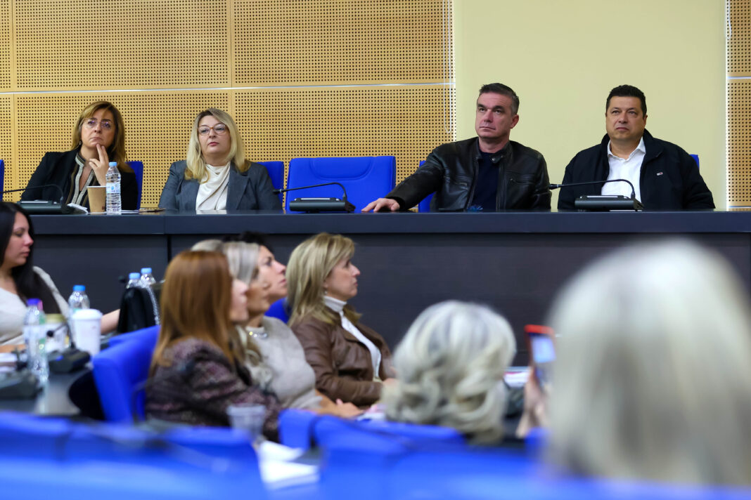 Η Περιφέρεια Θεσσαλίας ένα βήμα πιο κοντά στην ουσιαστική προώθηση της φυλετικής ισότητας Μία από τις τρεις ελληνικές περιφέρειες που εφαρμόζουν πιλοτικά δράση ενσωμάτωσης των φύλων Η Περιφέρεια Θεσσαλίας εγκαινίασε διημερίδα εργαστηρίων με τίτλο «Εργαστήρια ενσωμάτωσης της διάστασης του φύλου στις πολιτικές και στους προϋπολογισμούς της τοπικής αυτοδιοίκησης», σε συνεργασία με το Υπουργείο Κοινωνικής Συνοχής και Οικογένειας και τη Γενική Γραμματεία Ισότητας και Ανθρωπίνων Δικαιωμάτων, τα οποία αποτελούν μέρος του ευρωπαϊκού προγράμματος Gender Flagship.