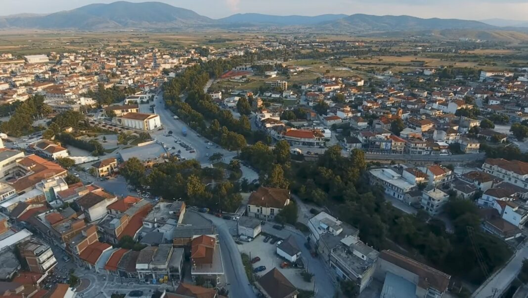 Ισχυρό αρχιτεκτονικό ενδιαφέρον για την Ανάπλαση της Παρόχθιας Ζώνης του Ελασσονίτη Ποταμού 16 ολοκληρωμένες συμμετοχές στον Πανελλήνιο Διαγωνισμό Ιδιαίτερα έντονο αποδείχθηκε το ενδιαφέρον του αρχιτεκτονικού κόσμου για την Ανάπλαση της Παρόχθιας Ζώνης του Ελασσονίτη Ποταμού, καθώς ολοκληρώθηκε η διαδικασία υποβολής προτάσεων στον Πανελλήνιο Αρχιτεκτονικό Διαγωνισμό Προσχεδίων που προκήρυξε ο Δήμος Ελασσόνας. Συνολικά κατατέθηκαν δεκαέξι (16) ολοκληρωμένες συμμετοχές, οι οποίες έλαβαν αριθμό πρωτοκόλλου από τις αρμόδιες υπηρεσίες του Δήμου, επιβεβαιώνοντας το ισχυρό αρχιτεκτονικό ενδιαφέρον για ένα έργο υψηλής αναπτυξιακής, περιβαλλοντικής και πολιτιστικής αξίας. Η ανταπόκριση αποκτά ιδιαίτερη σημασία, καθώς ο διαγωνισμός προσέλκυσε αρχιτεκτονικά γραφεία, νέους μελετητές και δημιουργικές ομάδες από όλη τη χώρα, που κατέθεσαν σύγχρονες και τεκμηριωμένες προτάσεις για την ανάπλαση της παρόχθιας ζώνης του Ελασσονίτη ποταμού — ενός φυσικού άξονα που συνδέει την ιστορία, τον πολιτισμό και τη σύγχρονη ζωή της Ελασσόνας. Το έργο αφορά την ανάπλαση της περιοχής από το ιστορικό Πέτρινο Γεφύρι έως την πεδινή ζώνη, με στόχο τη δημιουργία ενός σύγχρονου, λειτουργικού και ποιοτικού δημόσιου χώρου κίνησης, συνάθροισης και αναψυχής. Παράλληλα, επιδιώκεται η επανασύνδεση του εμπορικού και διοικητικού κέντρου της πόλης με τη συνοικία του Βαροσίου και τους σημαντικούς πολιτιστικούς πόρους της περιοχής, όπως το παλαιό πέτρινο γεφύρι, το οθωμανικό τζαμί, το Ειρηνοδικείο και οι αθλητικές εγκαταστάσεις του Δήμου. Η αξιολόγηση των προτάσεων θα πραγματοποιηθεί από πενταμελή Κριτική Επιτροπή, σύμφωνα με τις προβλέψεις της ισχύουσας νομοθεσίας. Ο διαγωνισμός χρηματοδοτείται από το Υπουργείο Περιβάλλοντος και Ενέργειας μέσω του Πράσινου Ταμείου, καθώς και από ίδιους πόρους του Δήμου Ελασσόνας, ενώ προβλέπεται η απονομή τριών χρηματικών βραβείων συνολικής αξίας 32.012,00 ευρώ. Ο Δήμος Ελασσόνας συνεχίζει να επενδύει με συνέπεια σε παρεμβάσεις που αναβαθμίζουν το αστικό και φυσικό περιβάλλον, αξιοποιώντας τη δημιουργικότητα και την τεχνογνωσία του αρχιτεκτονικού κόσμου, με στόχο τη βιώσιμη ανάπτυξη και τη βελτίωση της ποιότητας ζωής των πολιτών.